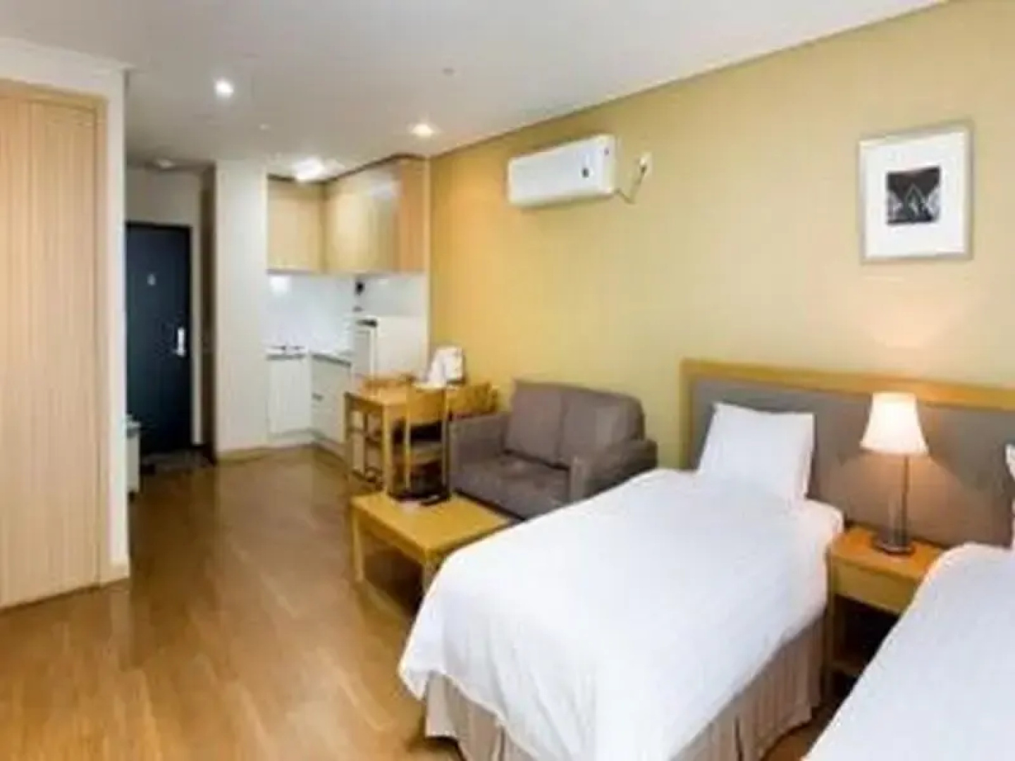 Goodstay Moon Hotel
