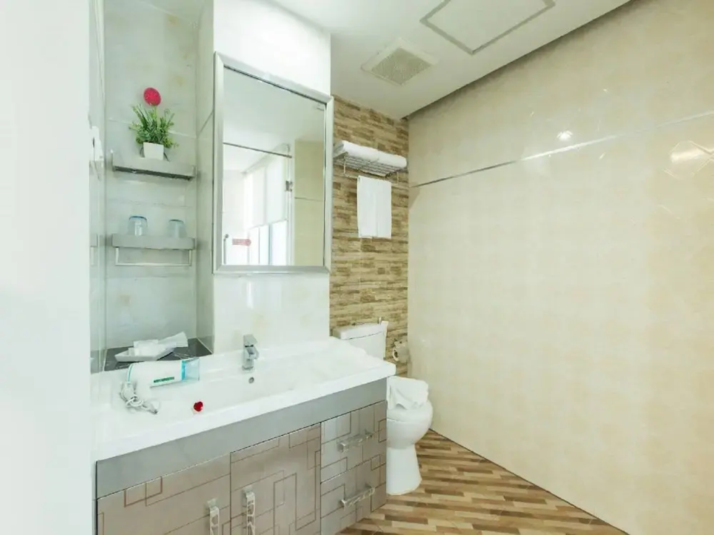 Golden Dragon Suvarnabhumi Hotel