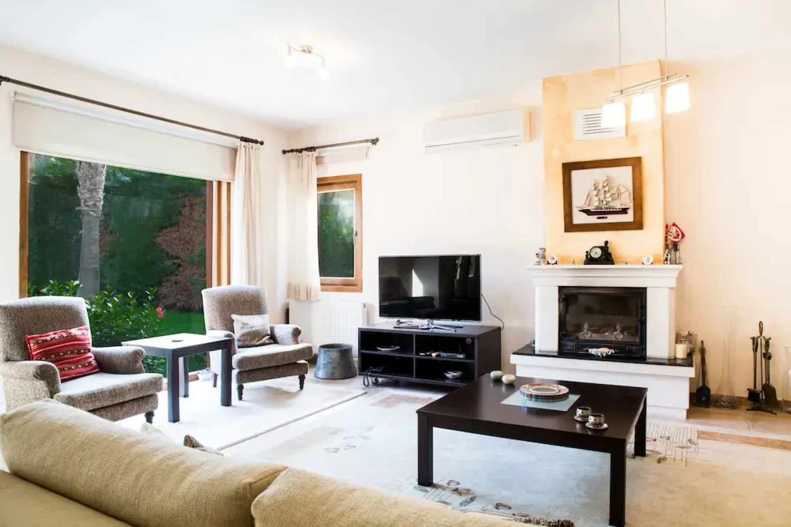 Important Group Villa Alaca