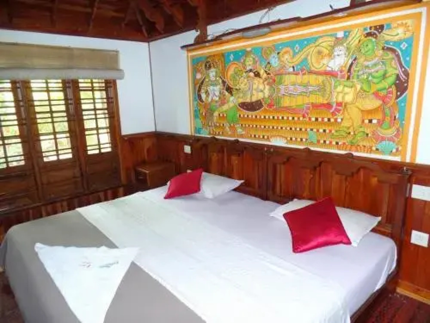 Eco Trails Houseboats