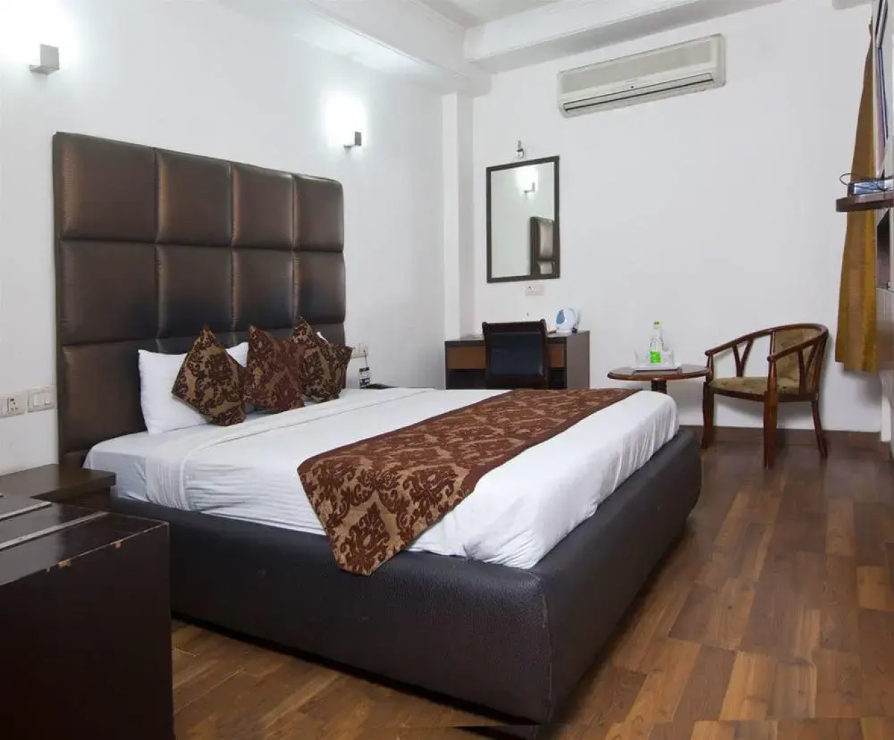 OYO Premium Jasola Apollo