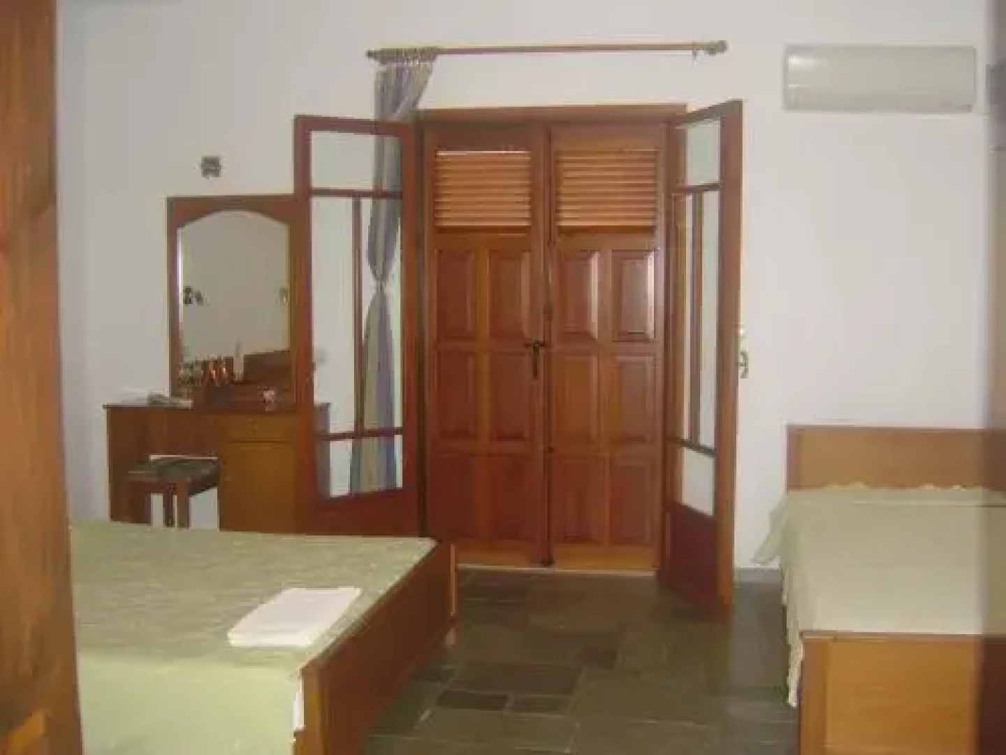 Captain Georges Apartments