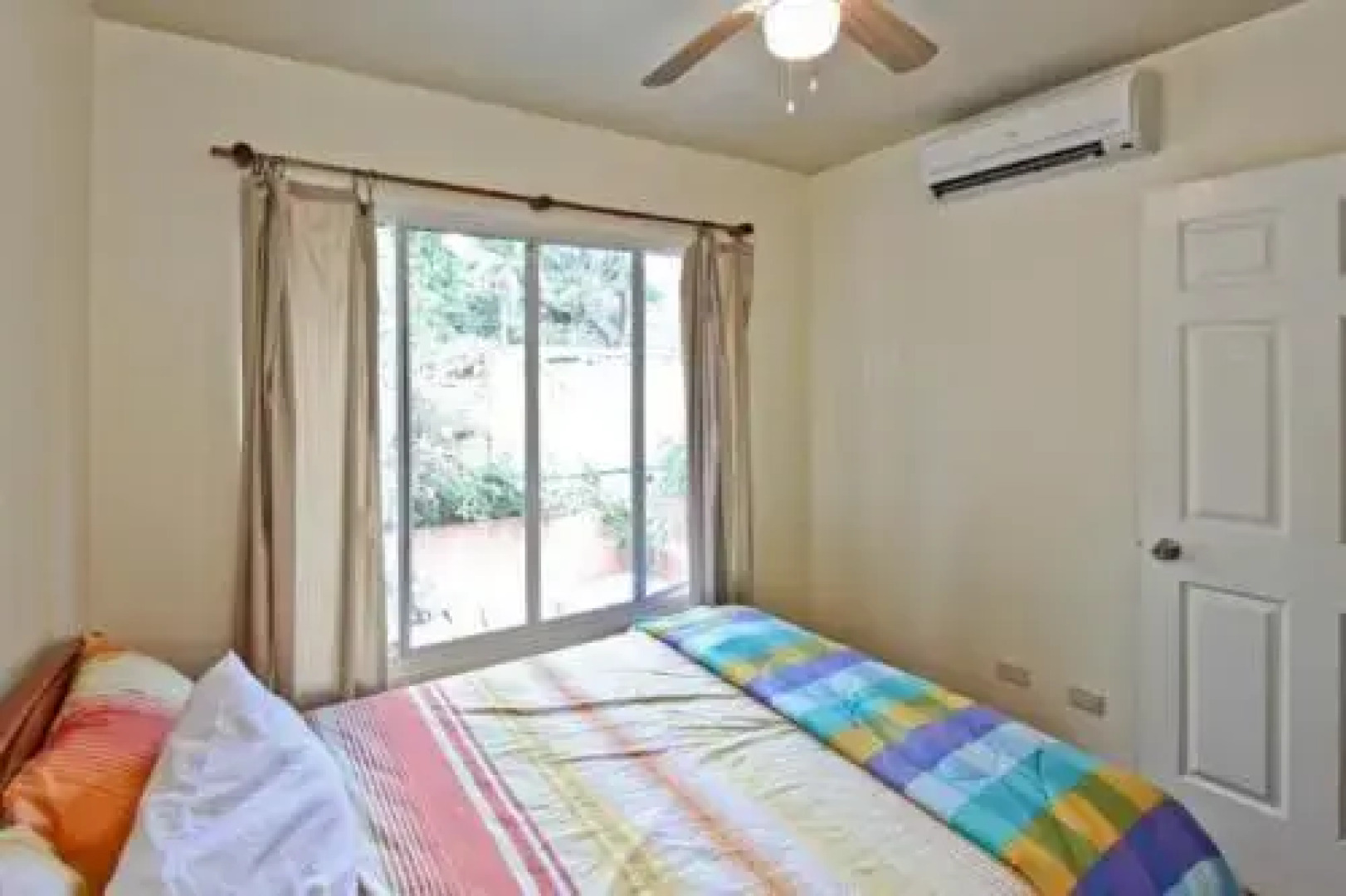 Private townhome 2 blocks from the beach and restaurants