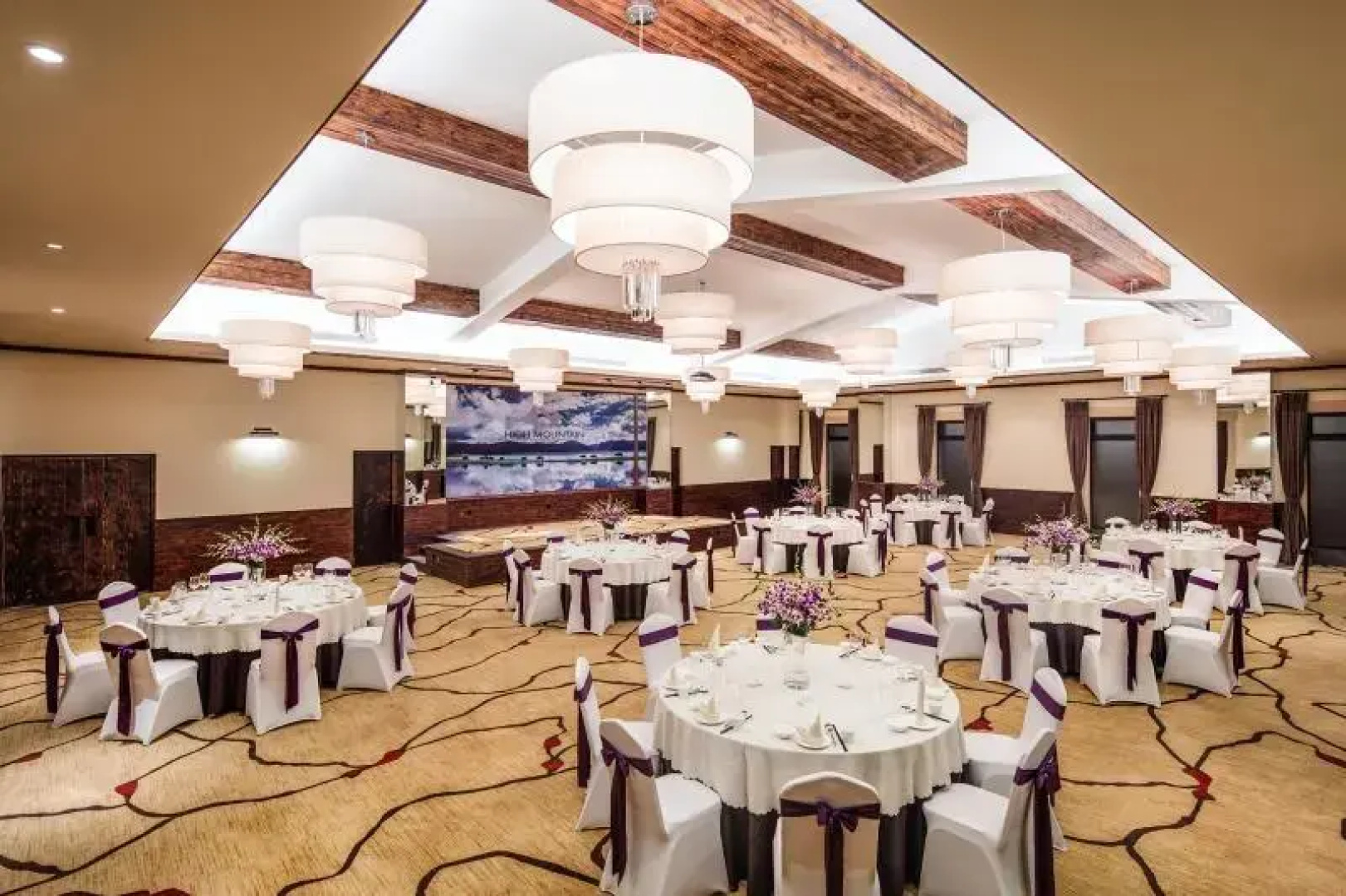 High Mountain Resort - Shangri-La