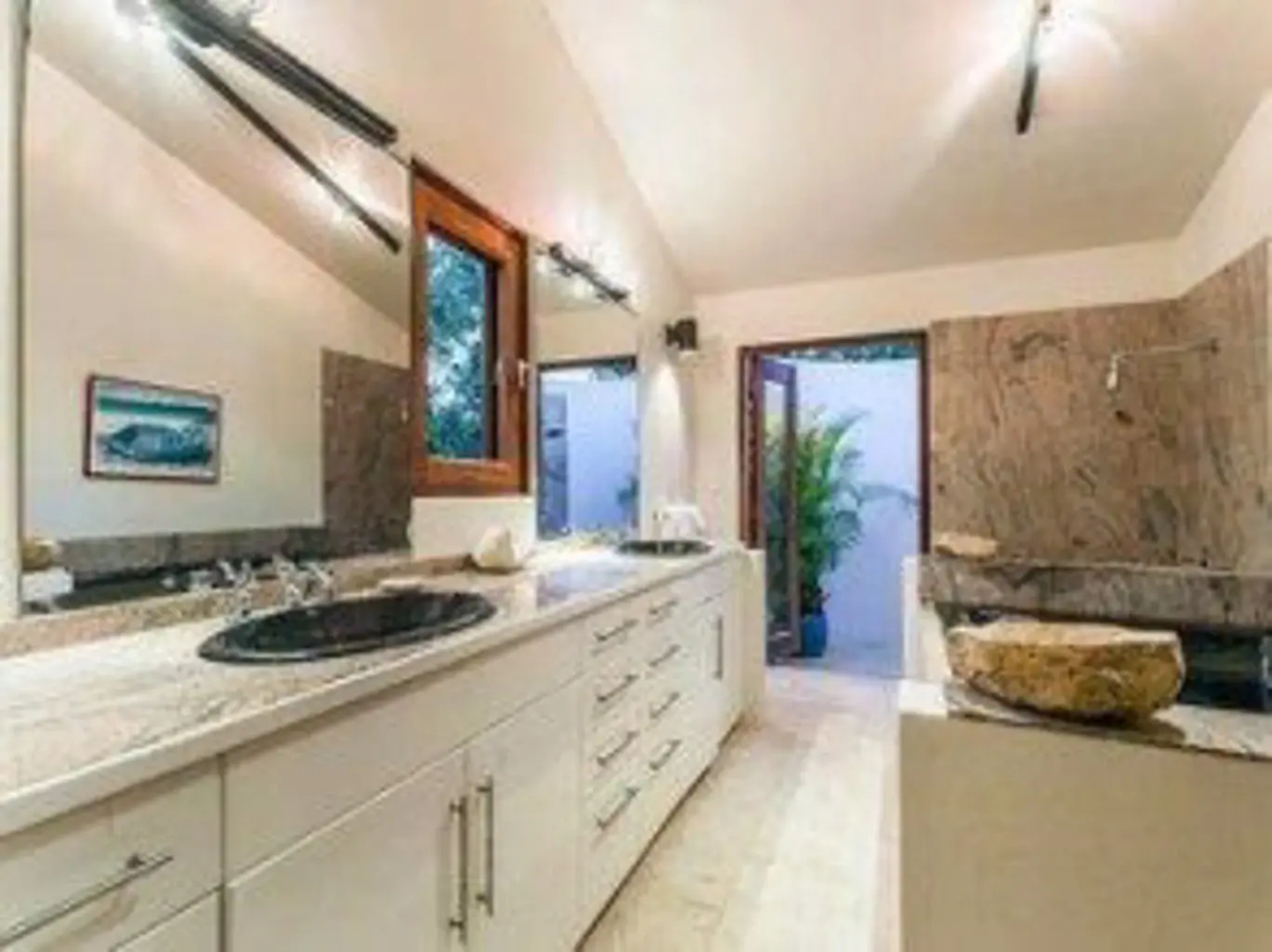 Waves on Shoal Bay Villa