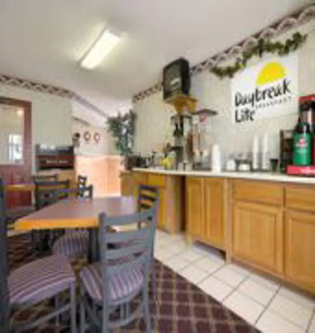 Deluxe Inn (formerly Days Inn)