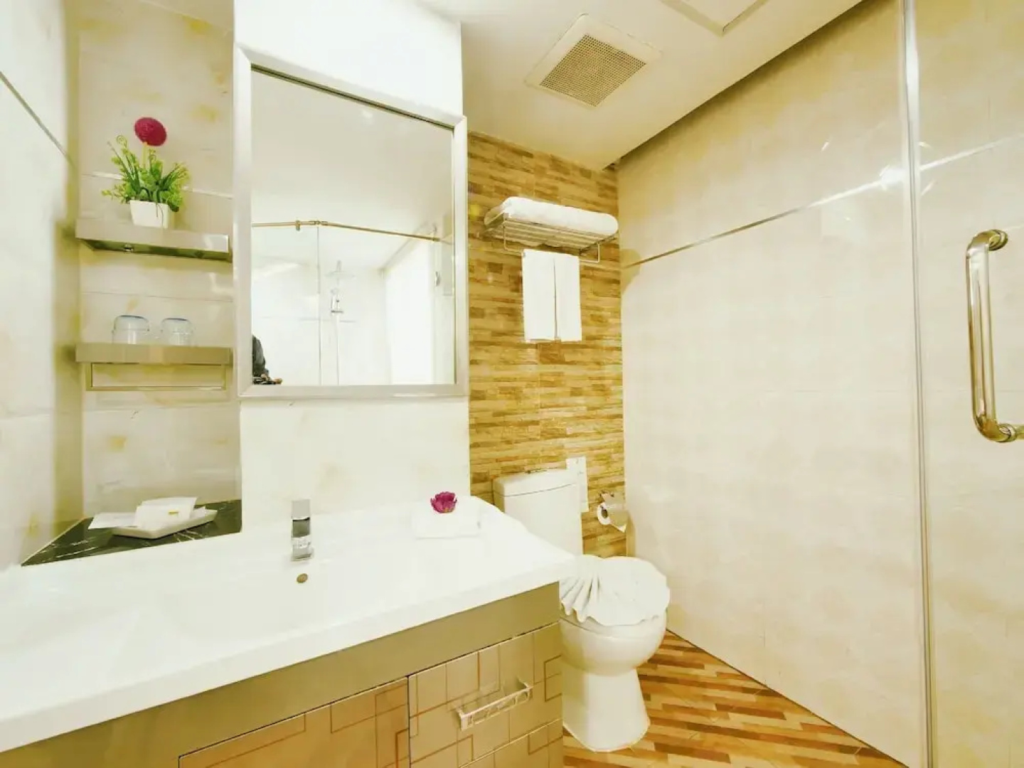 Golden Dragon Suvarnabhumi Hotel