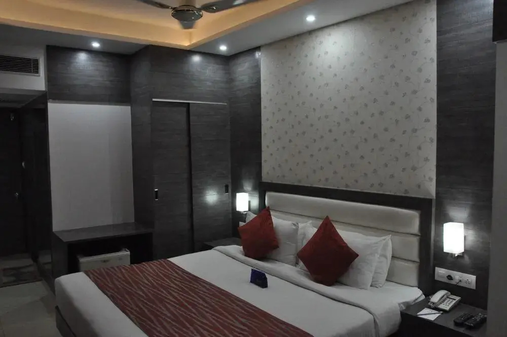 OYO Premium Gwalior City Centre