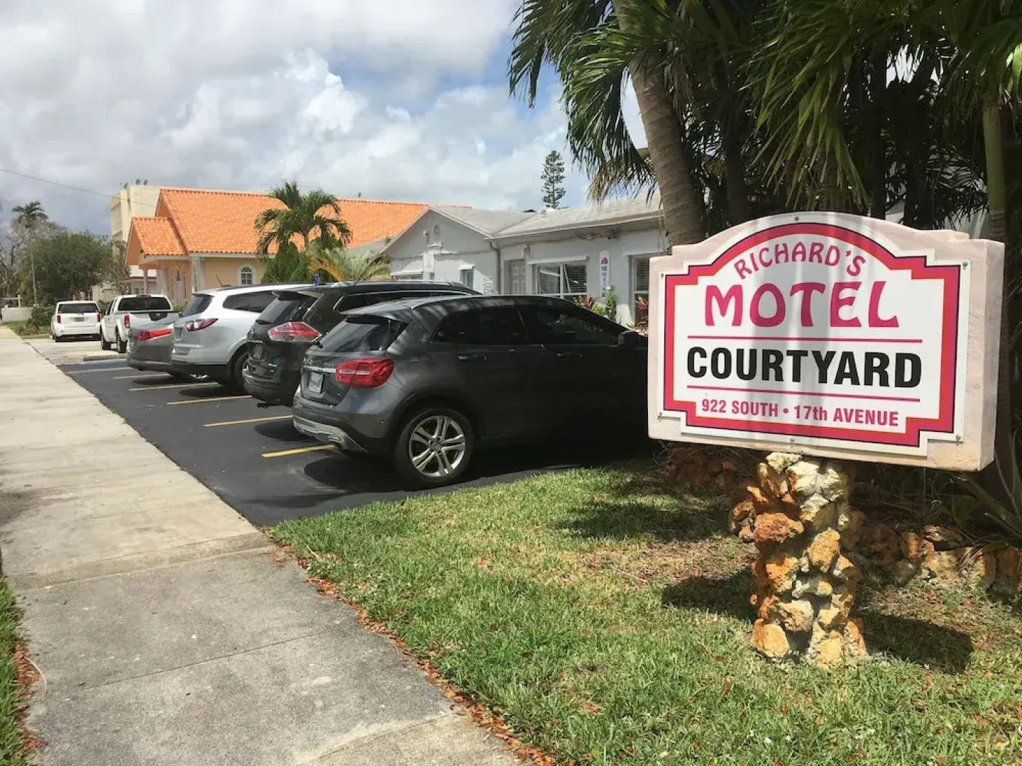 Richards Motel Courtyard