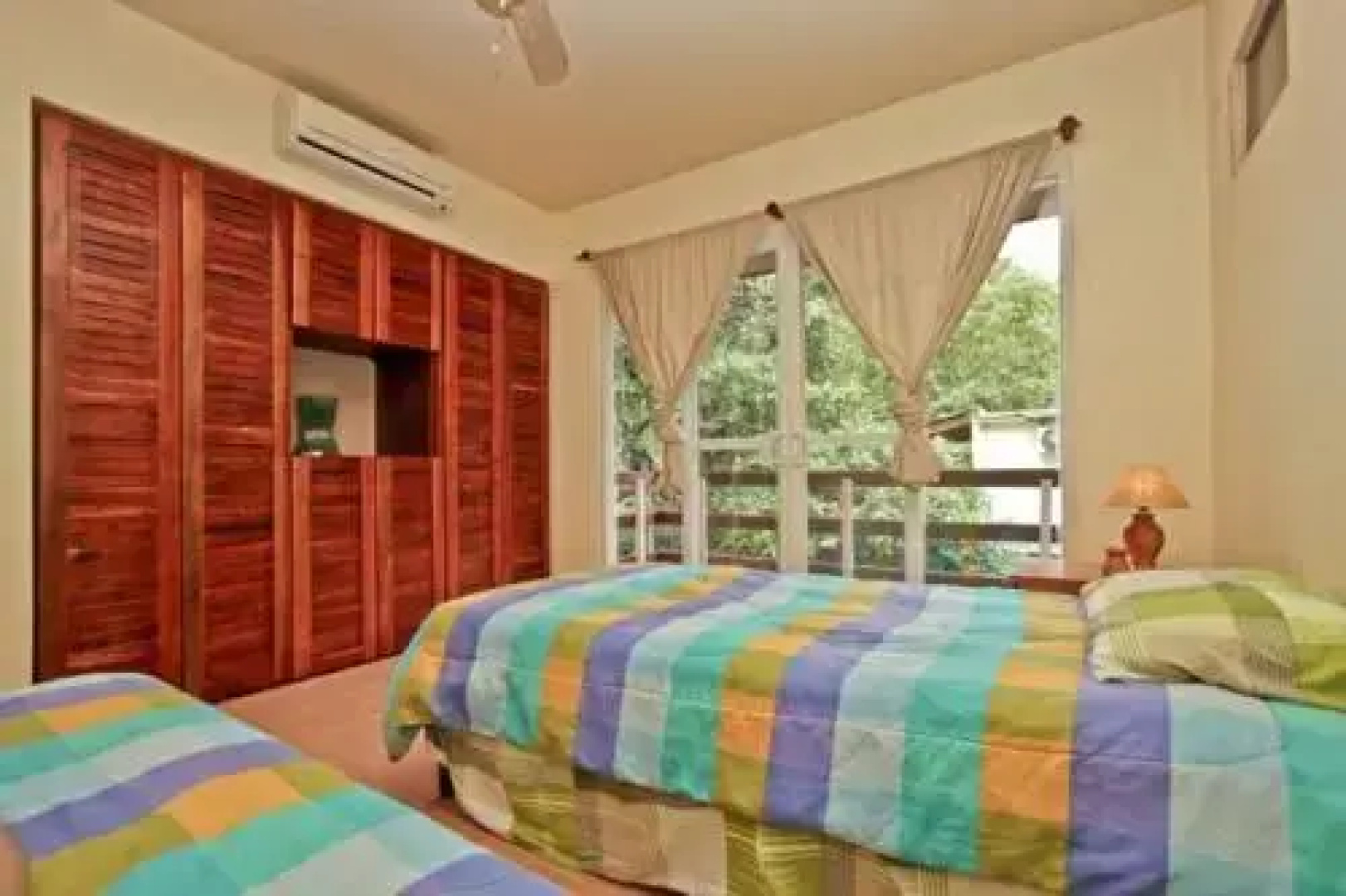 Private townhome 2 blocks from the beach and restaurants