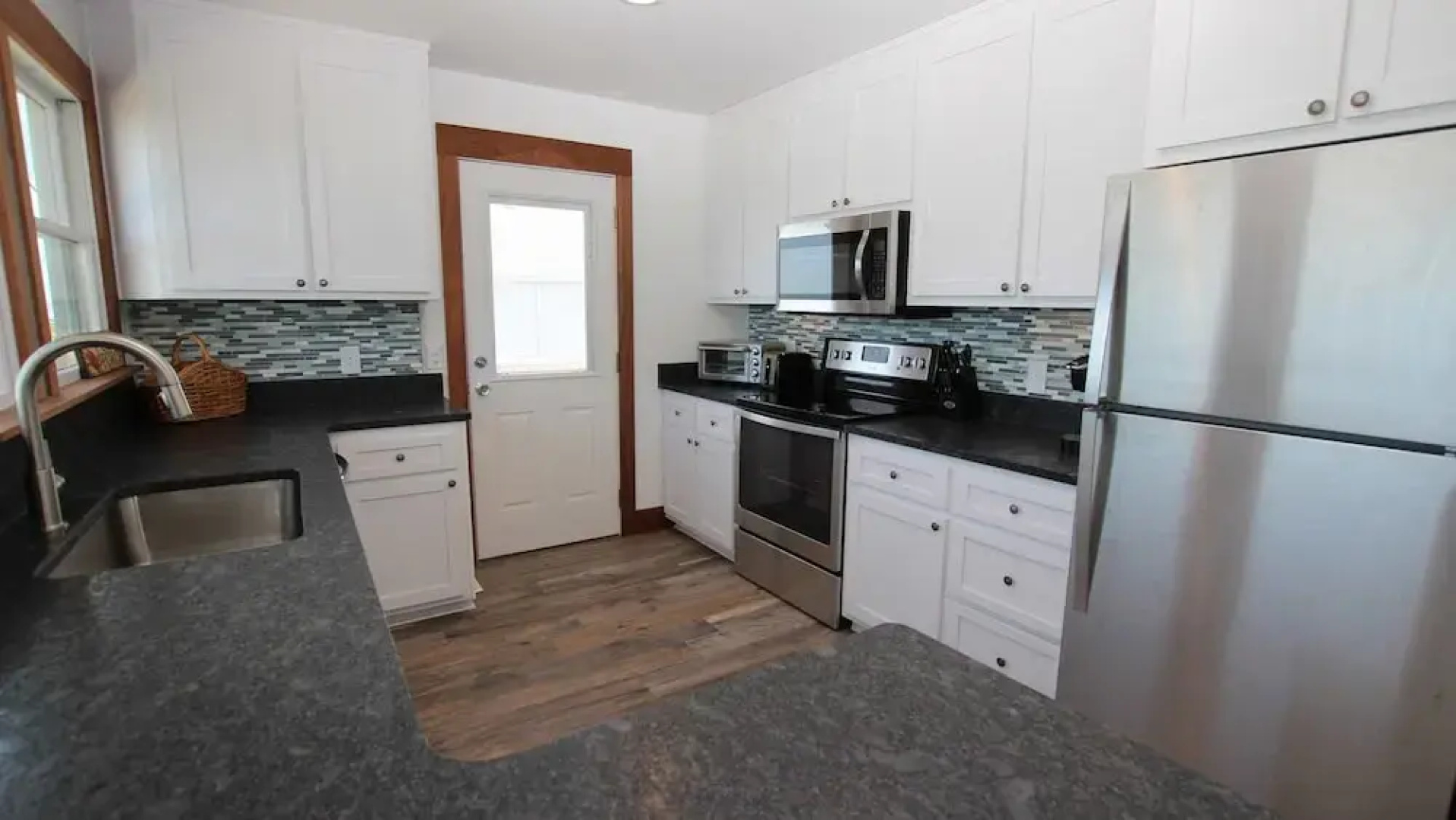 Non-stop Action - 4 Br cottage by RedAwning