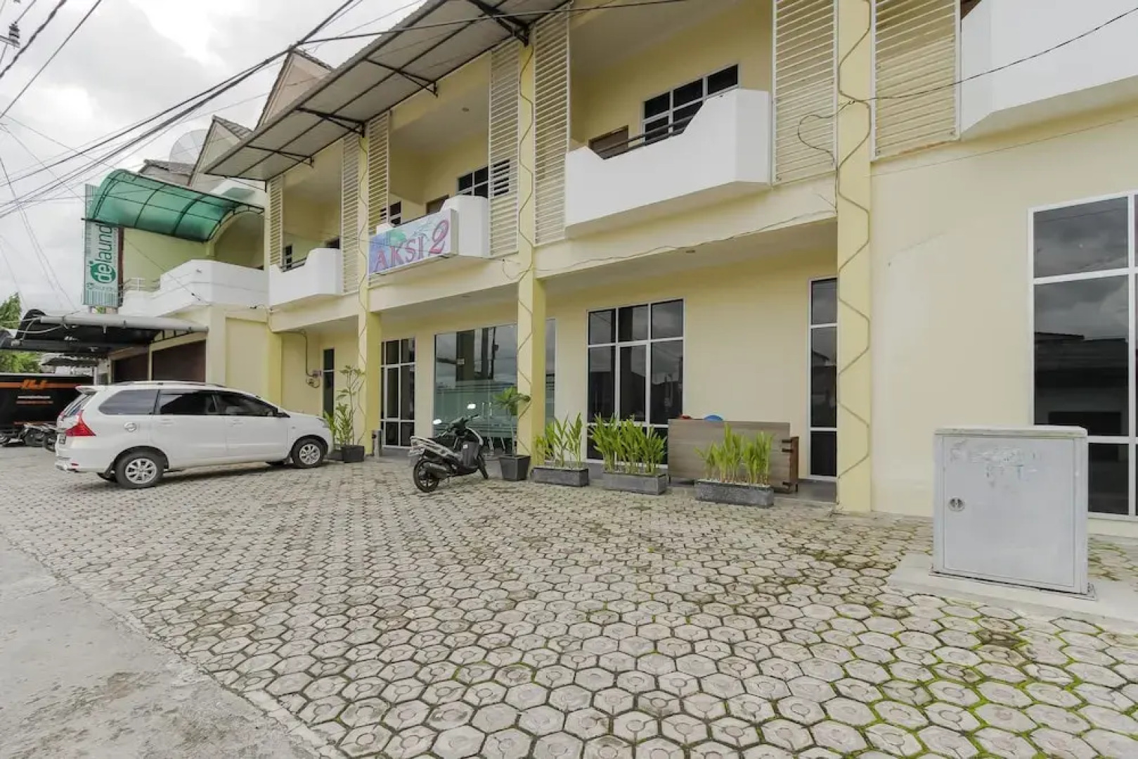 RedDoorz near Bangka Trade Center