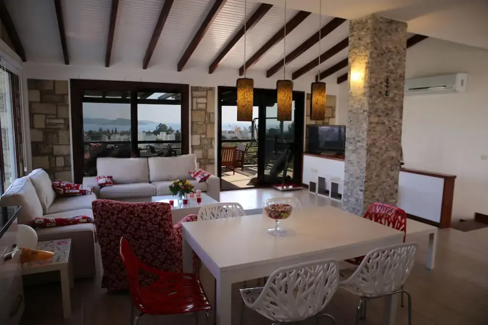 Important Group Villa Royal