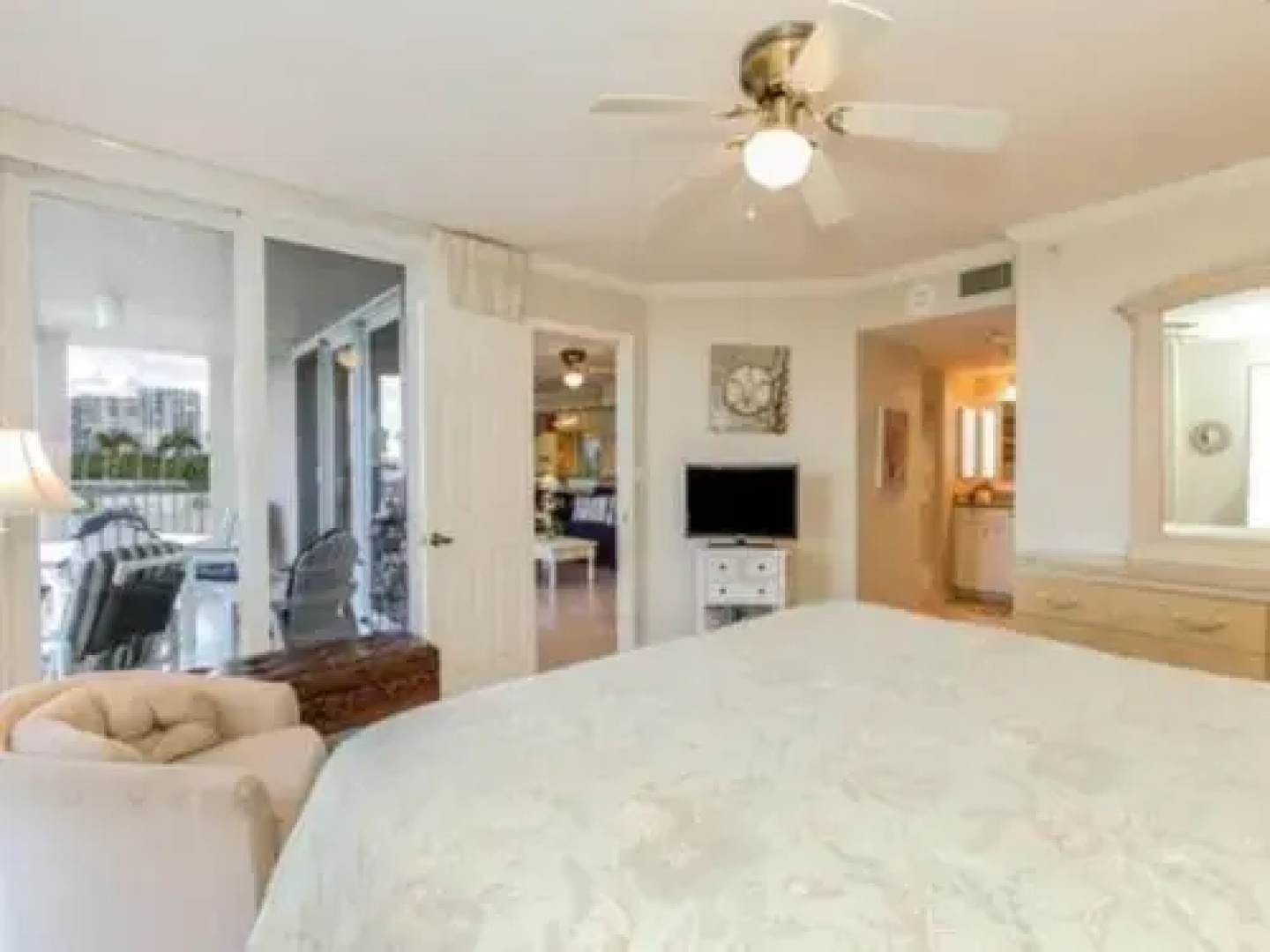 Deluxe Seaside Condo with Gorgeous View and Olympic-Size Pool by RedAwning