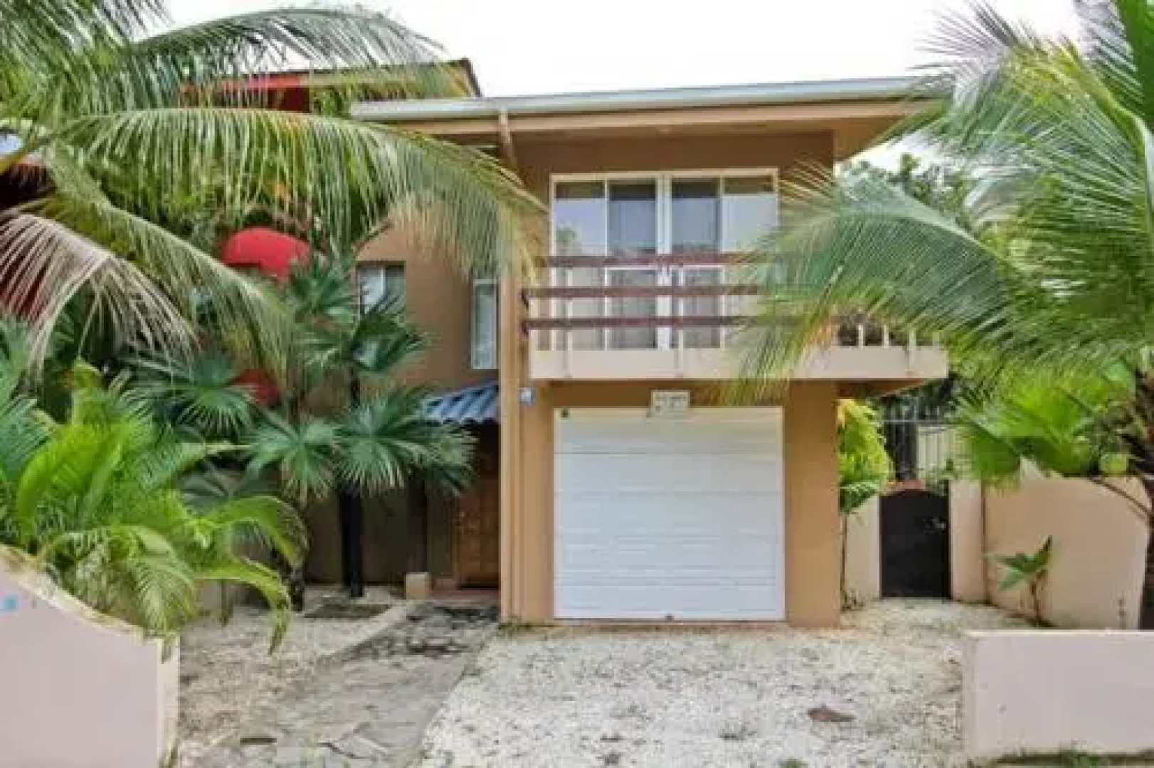 Private townhome 2 blocks from the beach and restaurants