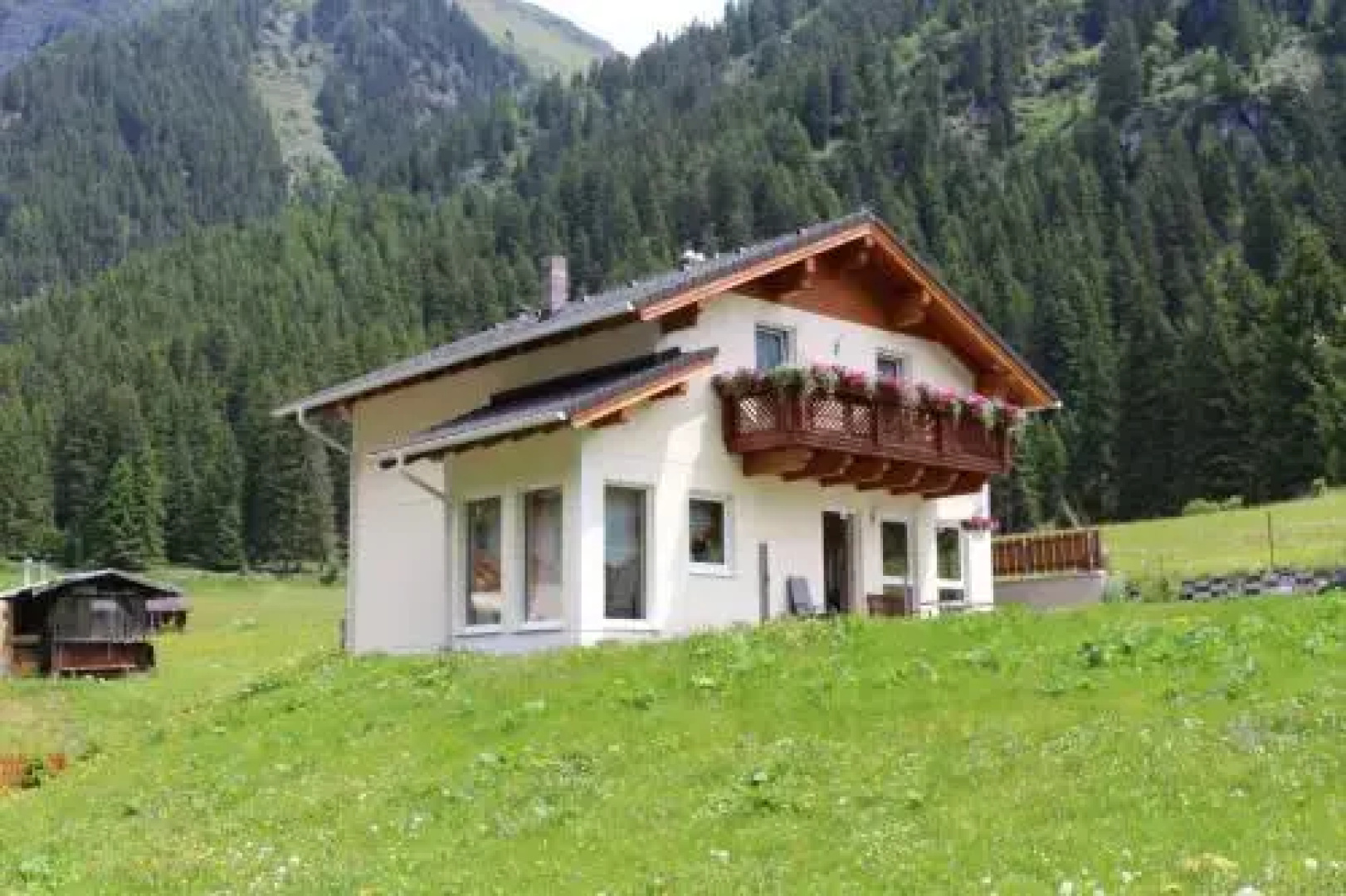 Ferienhaus Alpen Lodge und die Gams