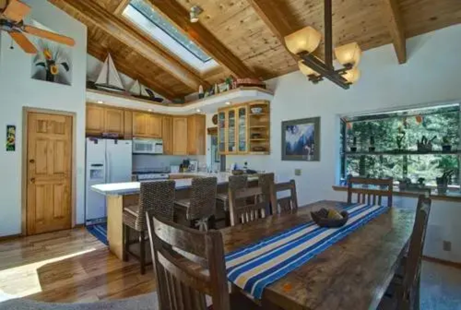 Golden Lakeview Home 3 Br home by RedAwning