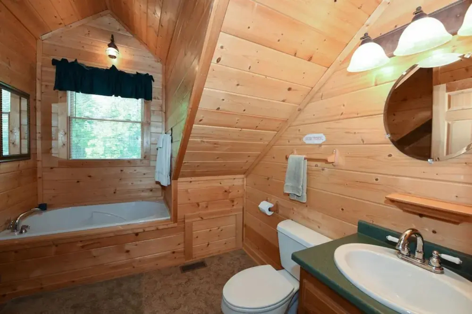 Crestview - 2 Br home by RedAwning
