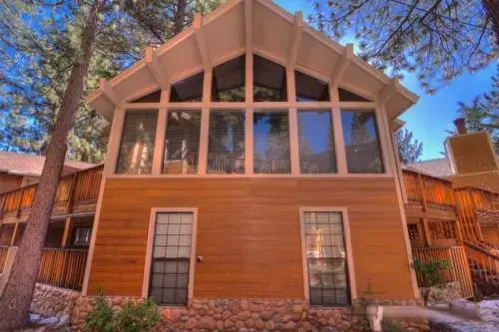 Spacious 3 North Shore Townhome 3 Br townhouse by RedAwning