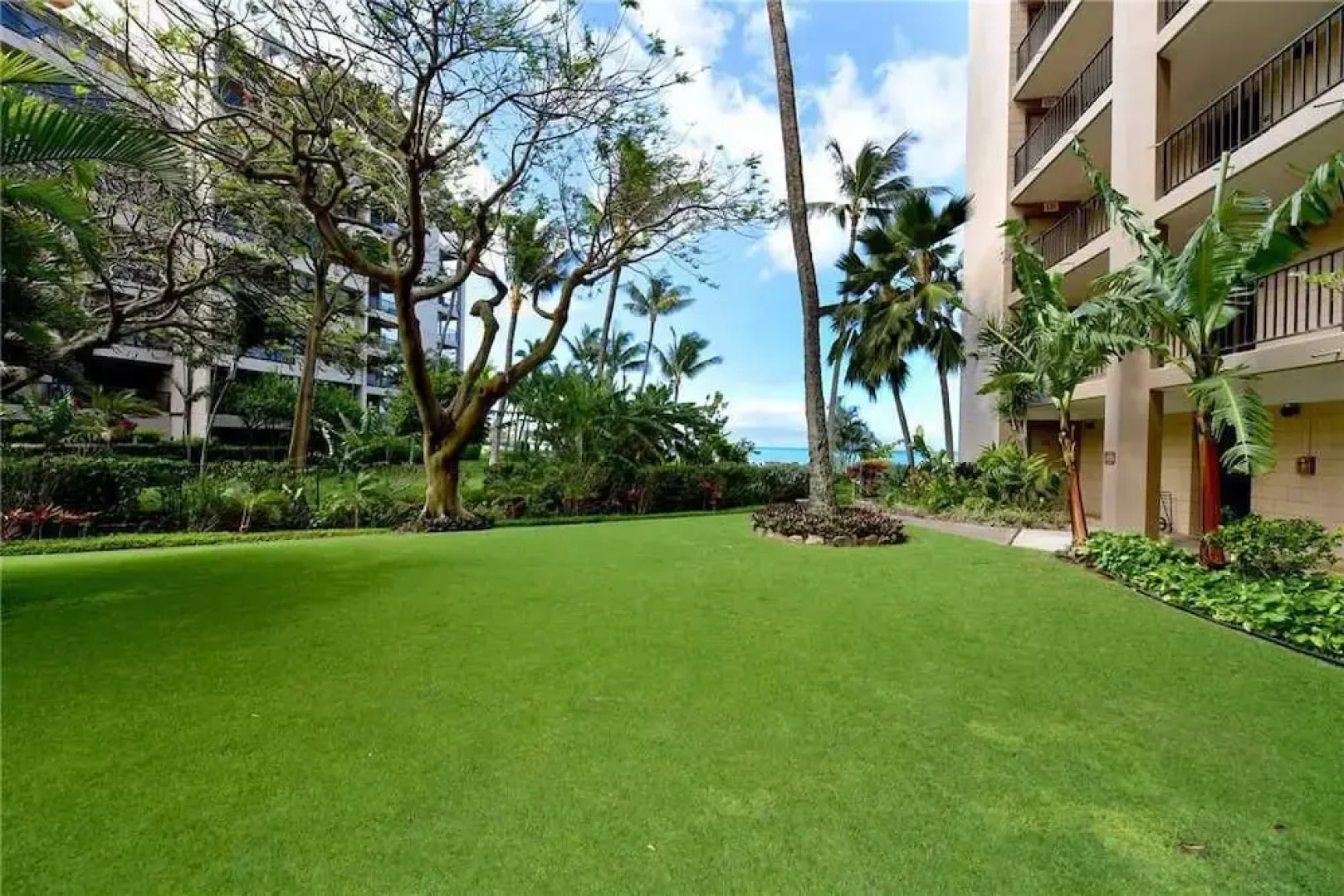 Valley Isle 809 by RedAwning