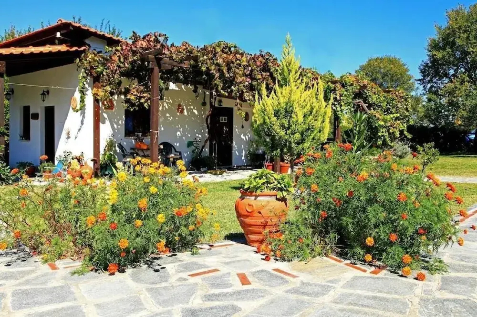 Dionysos Apartments
