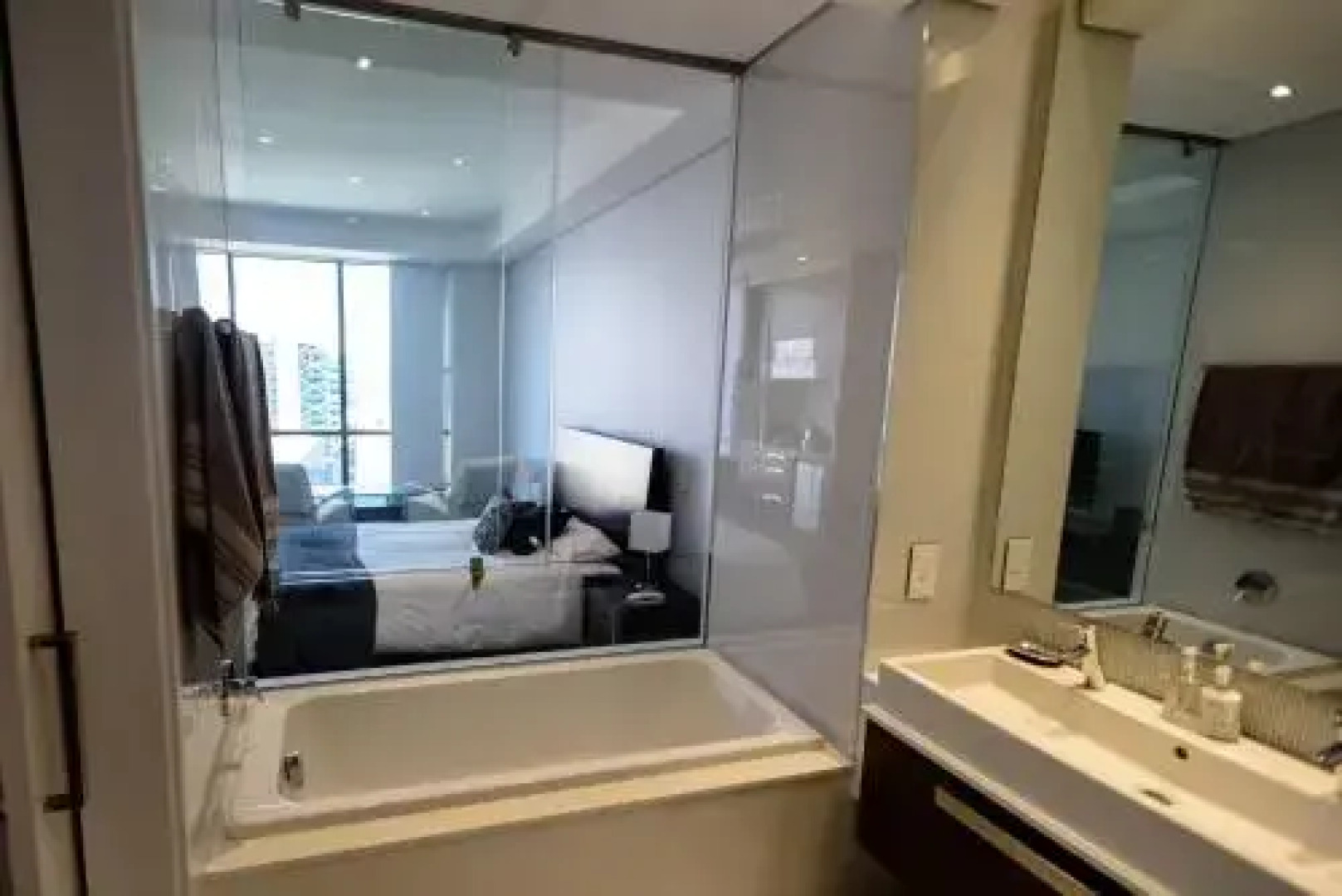 Sandton Skye Suite 604