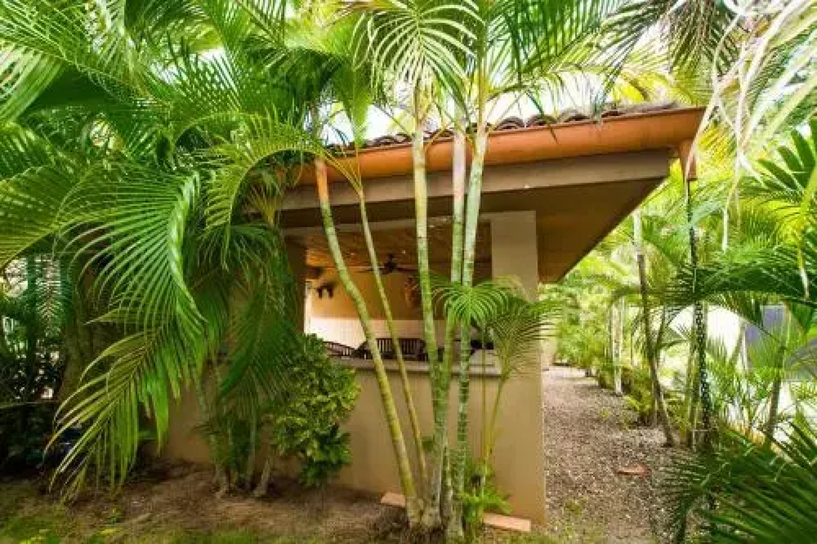 Updated budget condo - Centrally located at 5 minute drive from 4 beaches