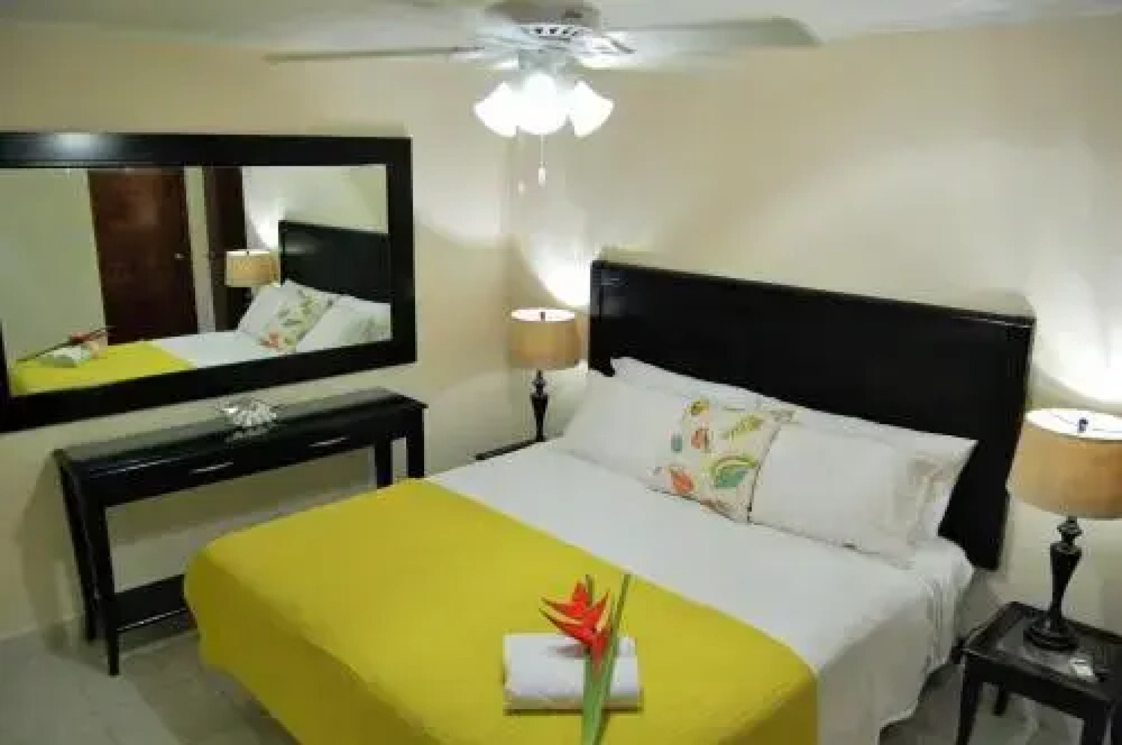 Yellow Cunucu Villa With Pool