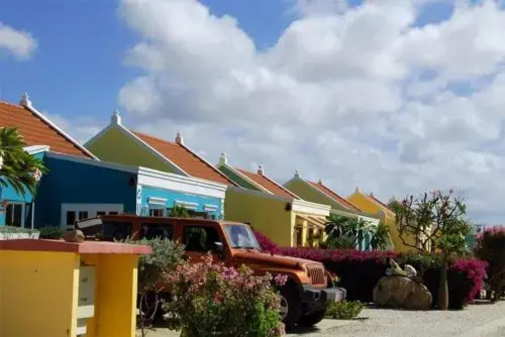 Yellow Cunucu Villa With Pool