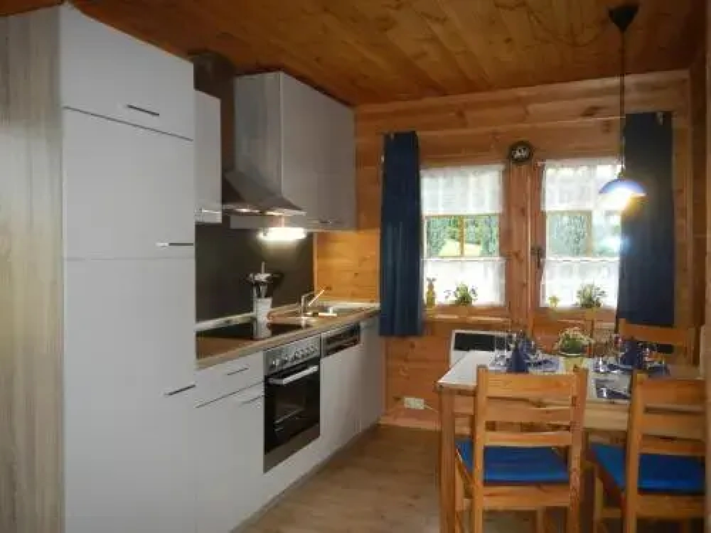 Der-Fuchsbau-Blockhaus-3-Hunde-willkommen