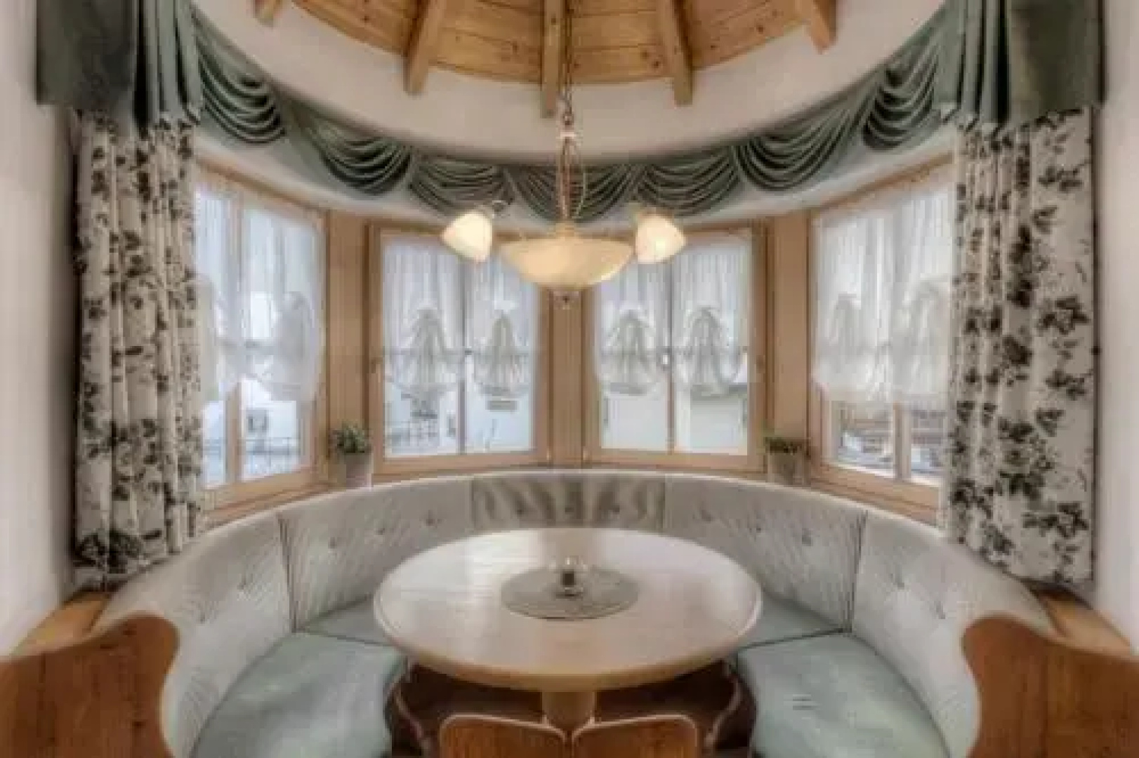 Alexander Mountain Lodge
