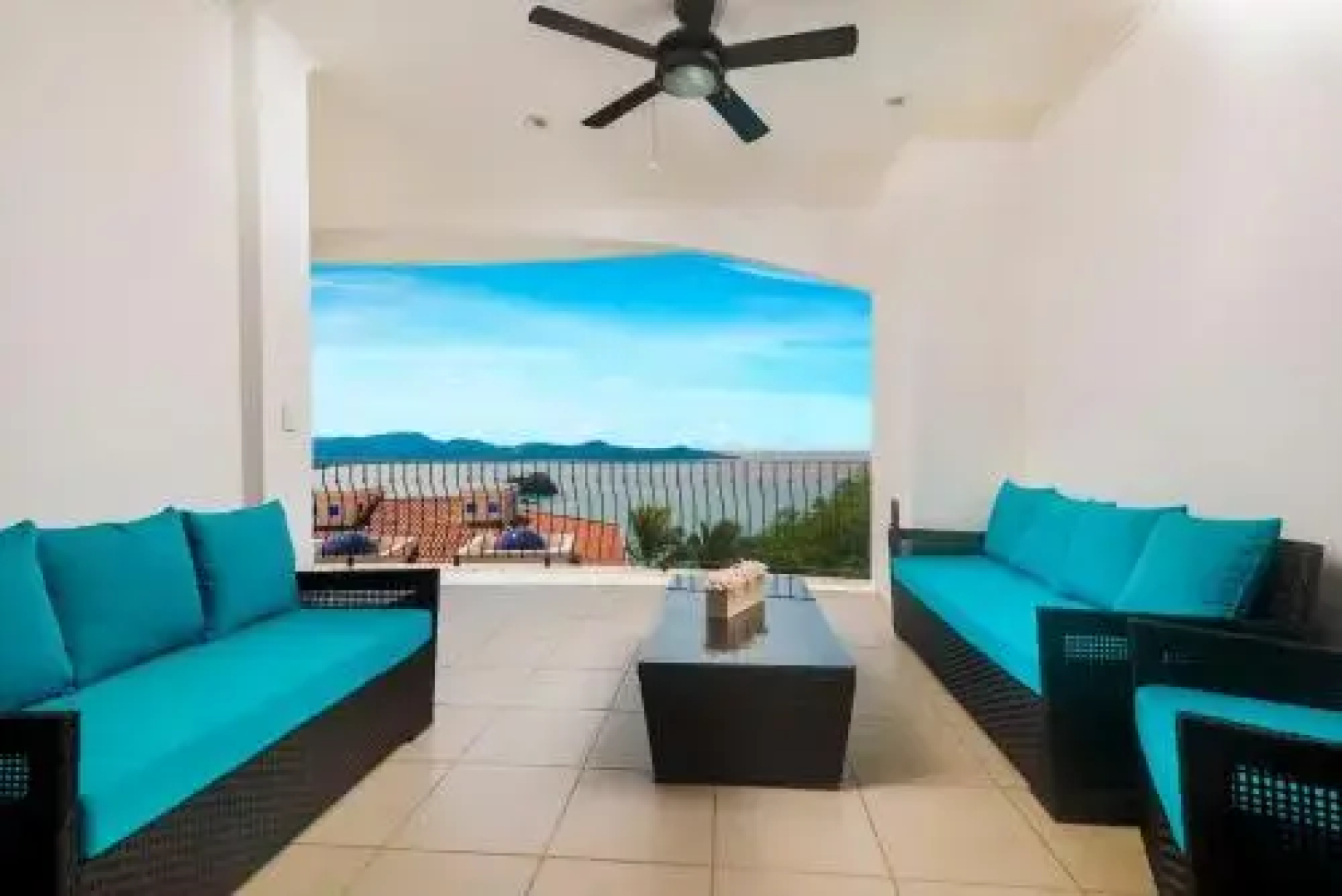 Hotel room-style ocean-view unit in Flamingo with pool