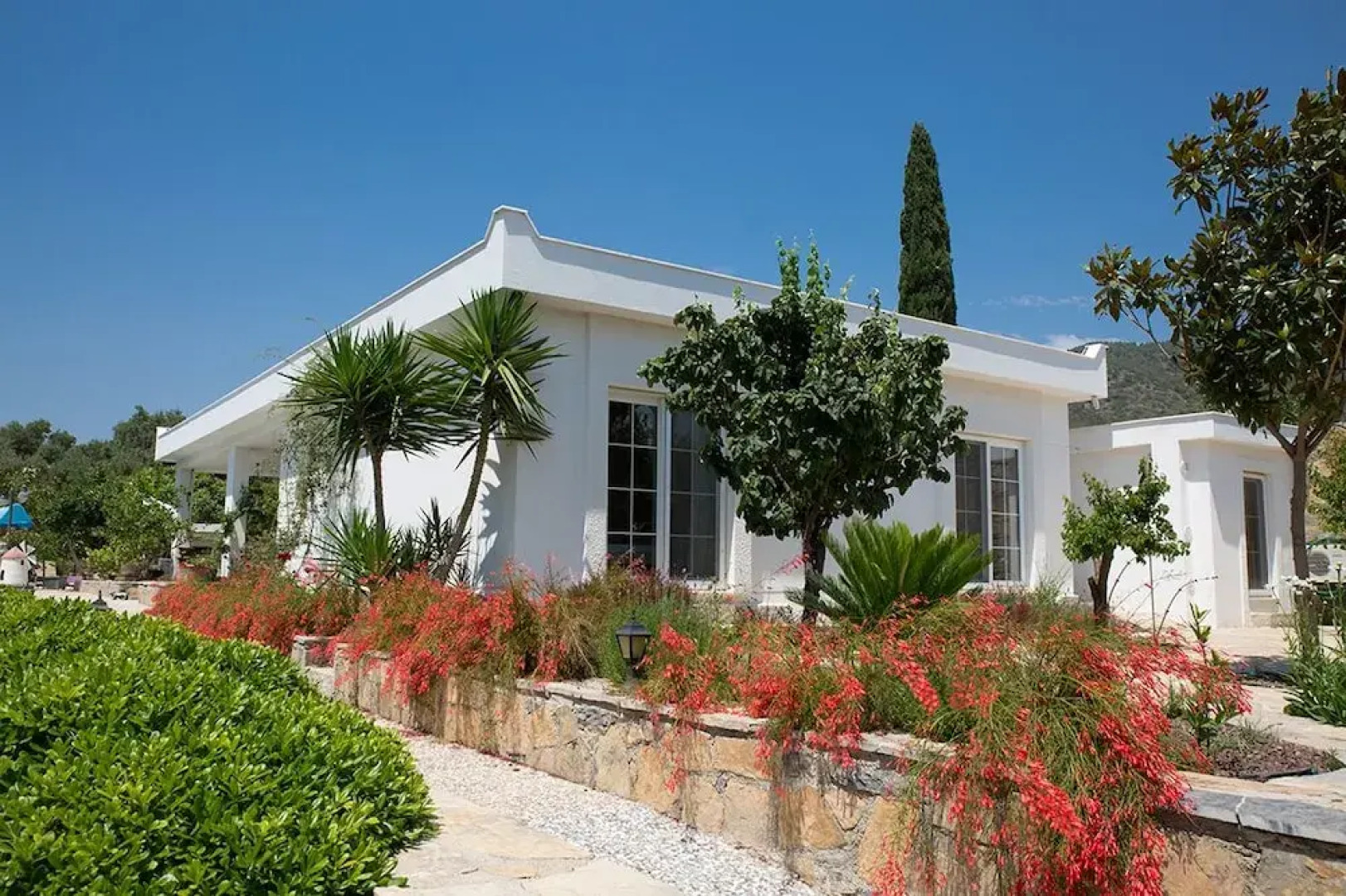 Important Group Villa Daisy