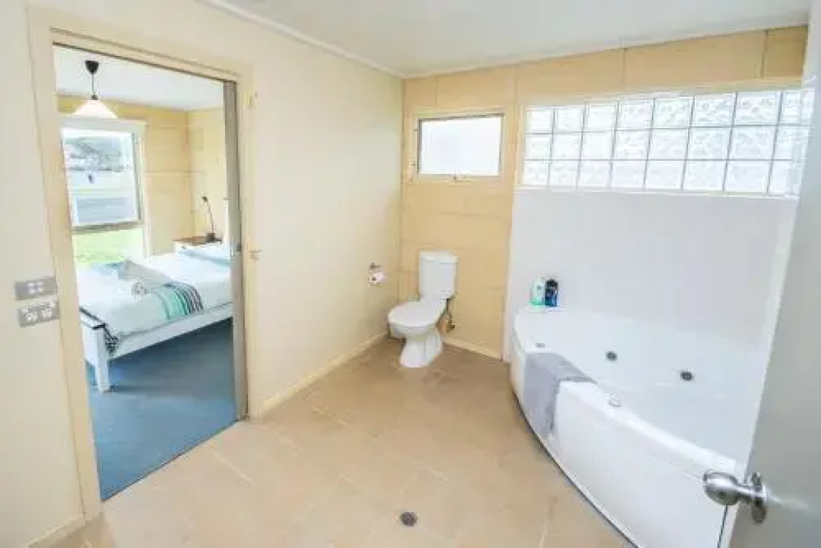 Bayview no 1 - Next to the Beach!