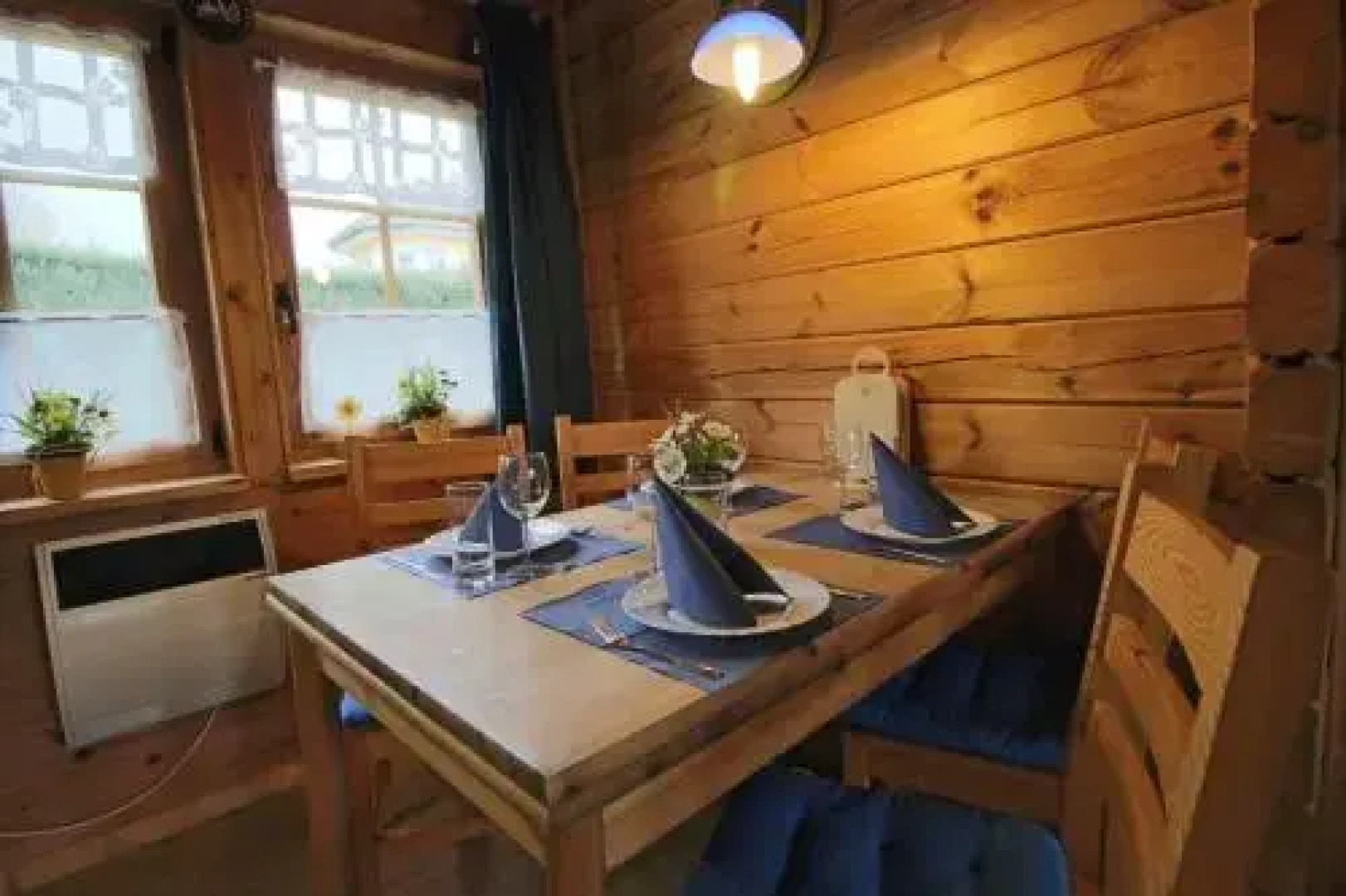 Der-Fuchsbau-Blockhaus-3-Hunde-willkommen