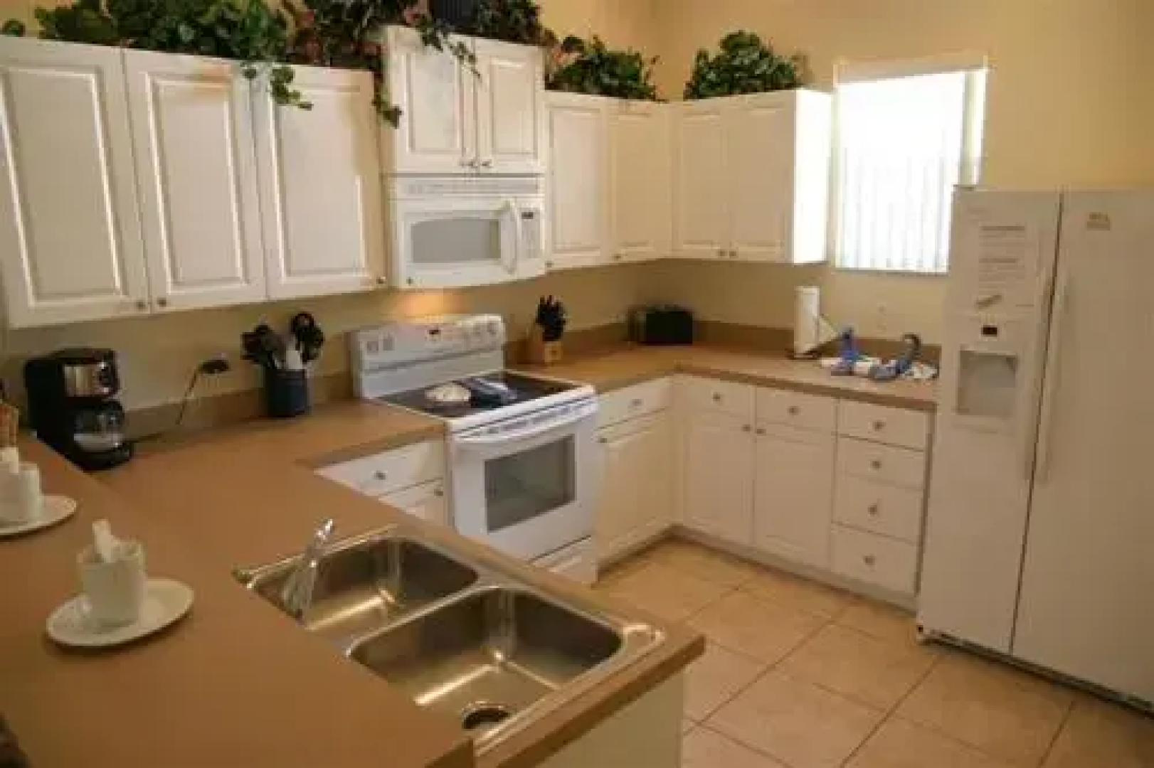T914BD Hillside Courtyard 4 Br villa by RedAwning