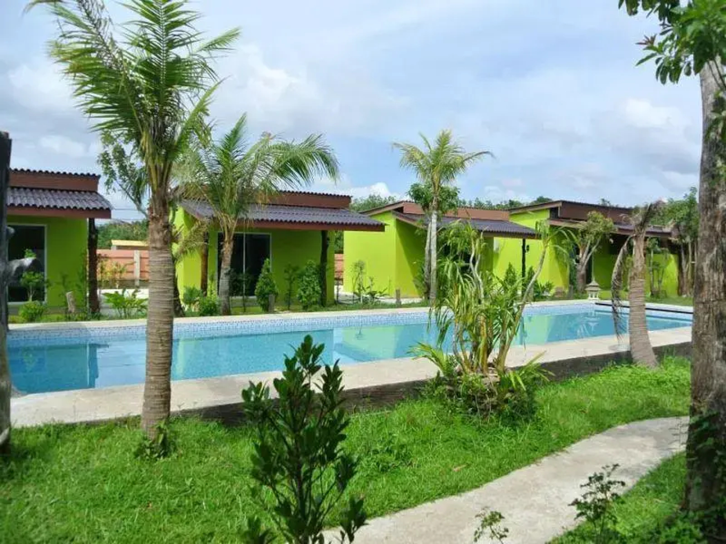 Ban Pool Green View Resort