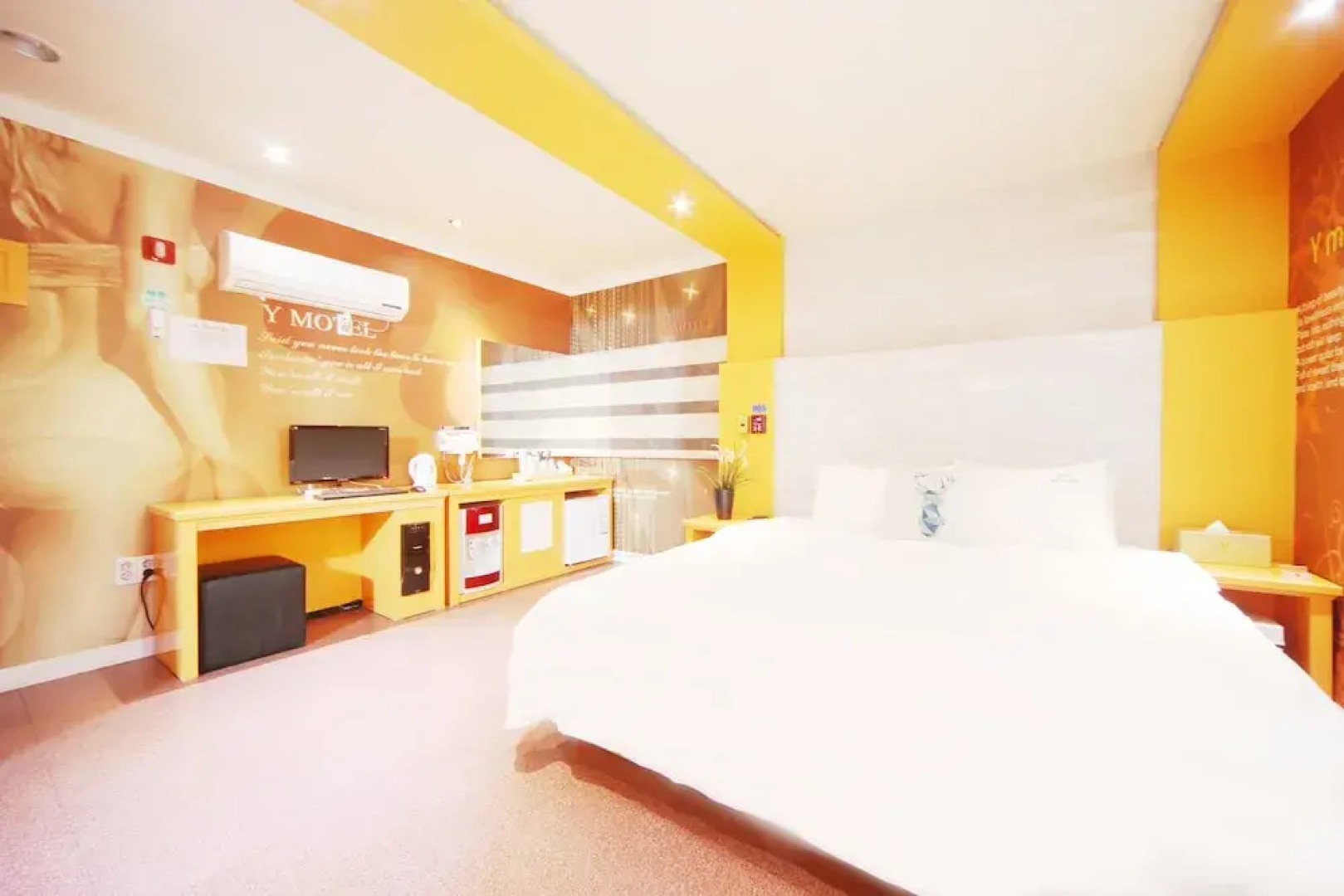 Rhea hotel