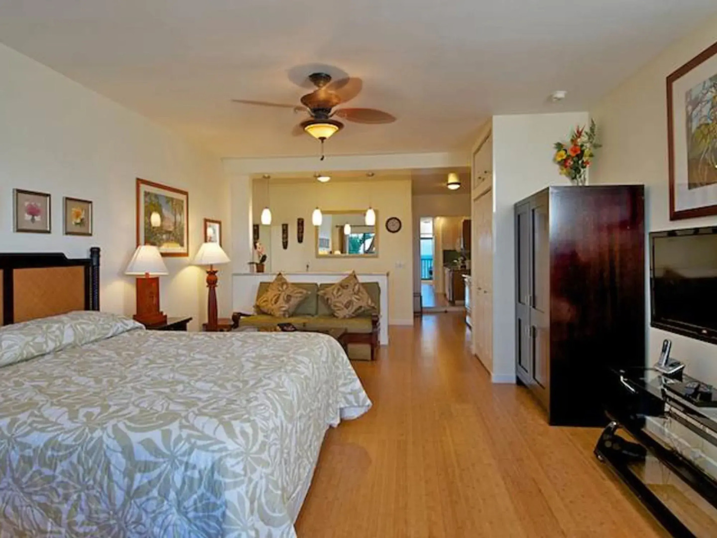 Pohailani #201 Studio Bedroom Condo by RedAwning