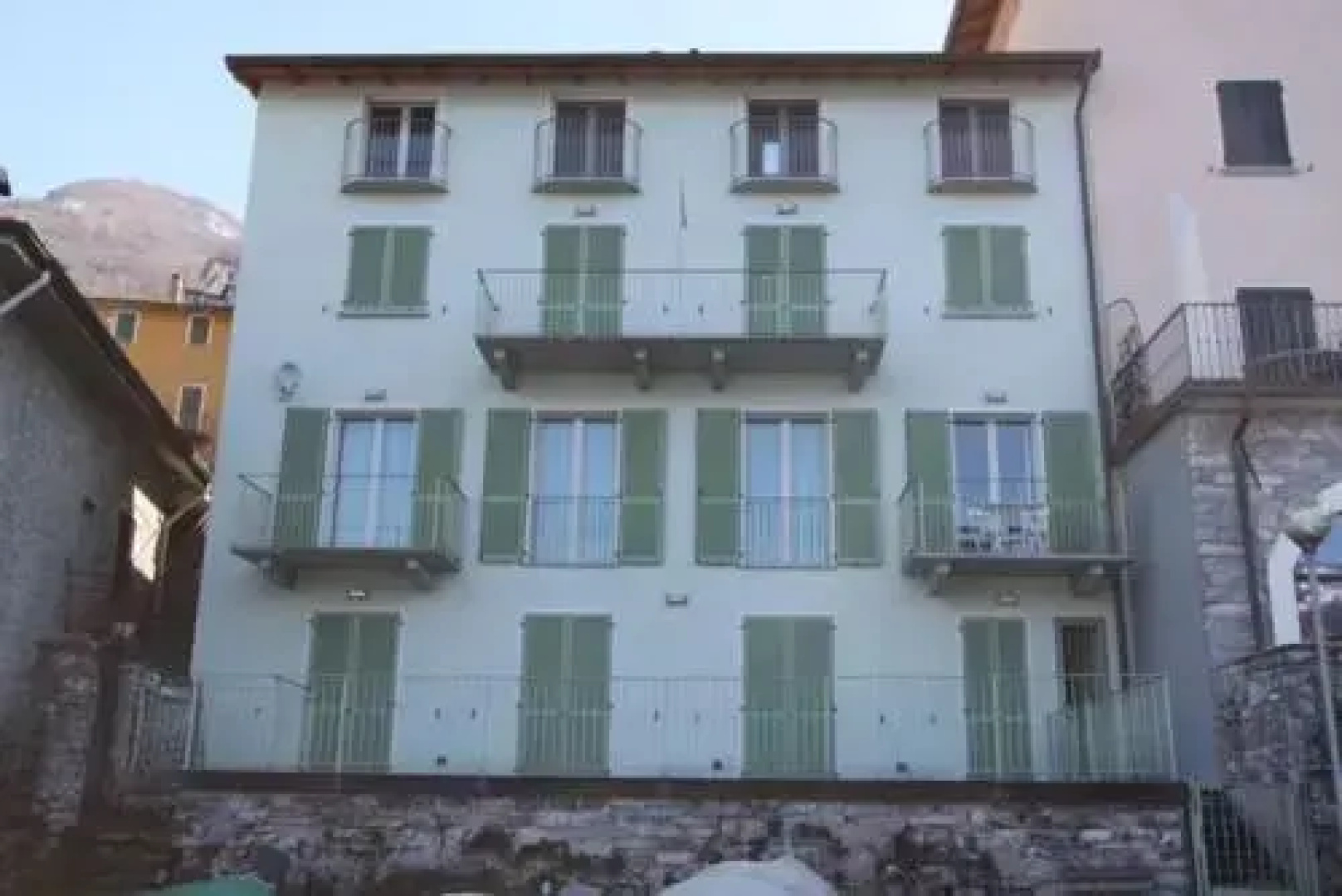 Luxury Apartment Front Lake View