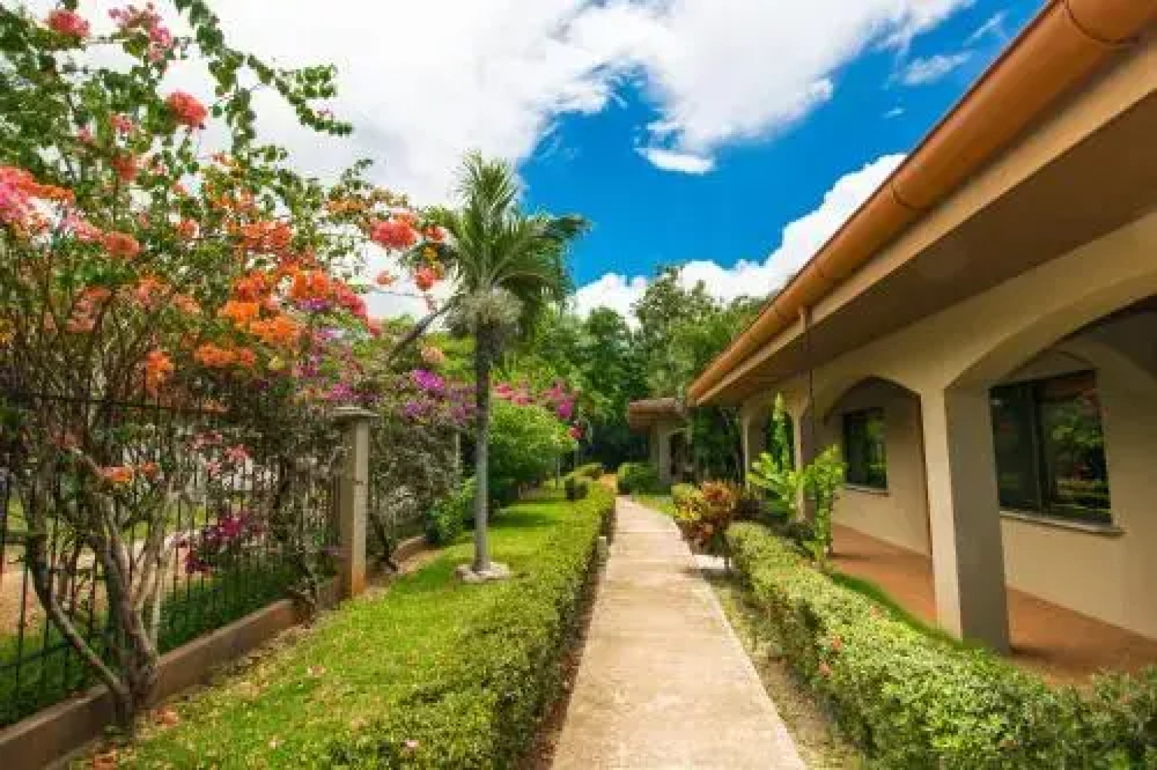 Updated budget condo - Centrally located at 5 minute drive from 4 beaches