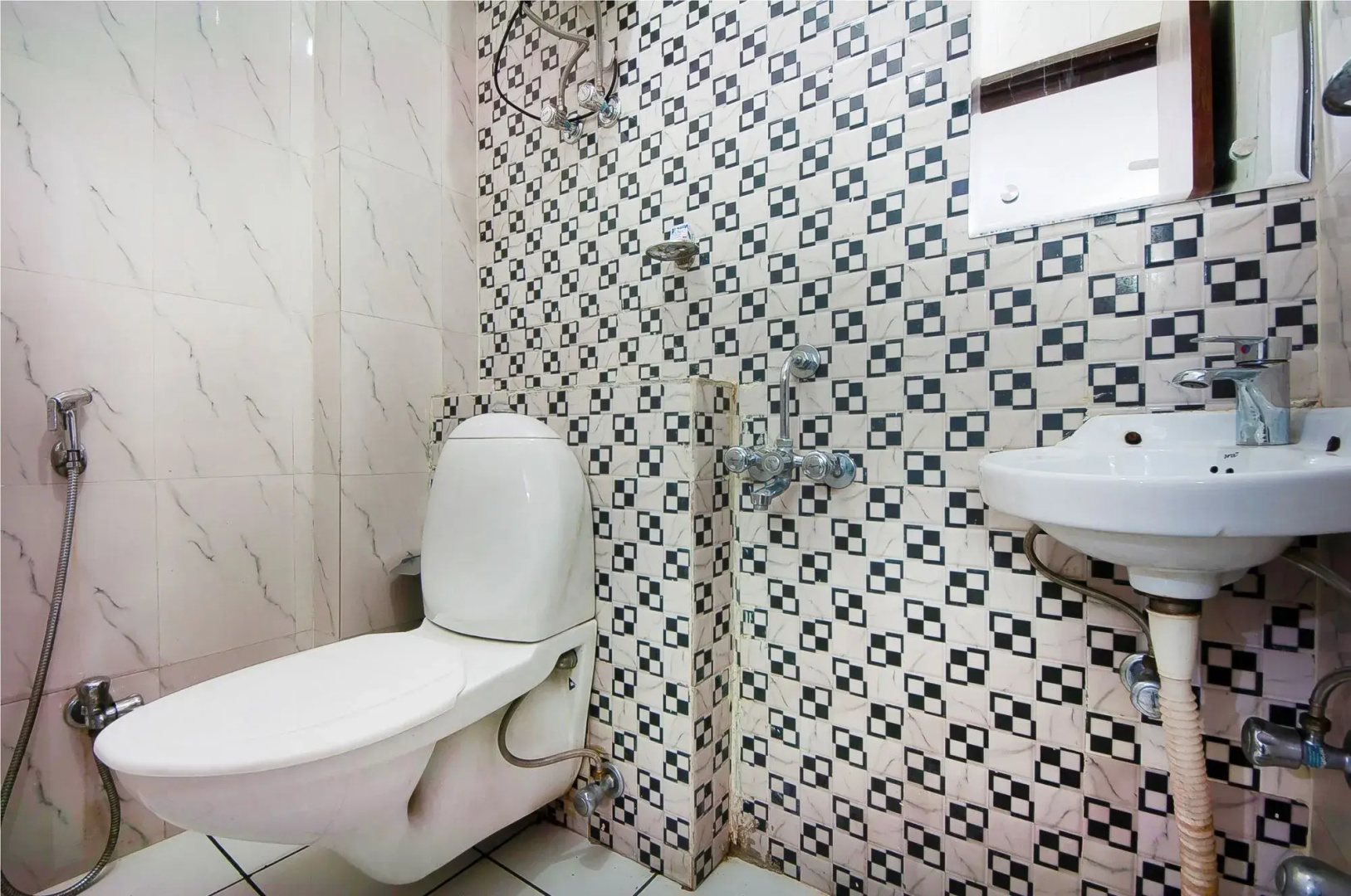 Charanpahari Hotel by OYO Rooms