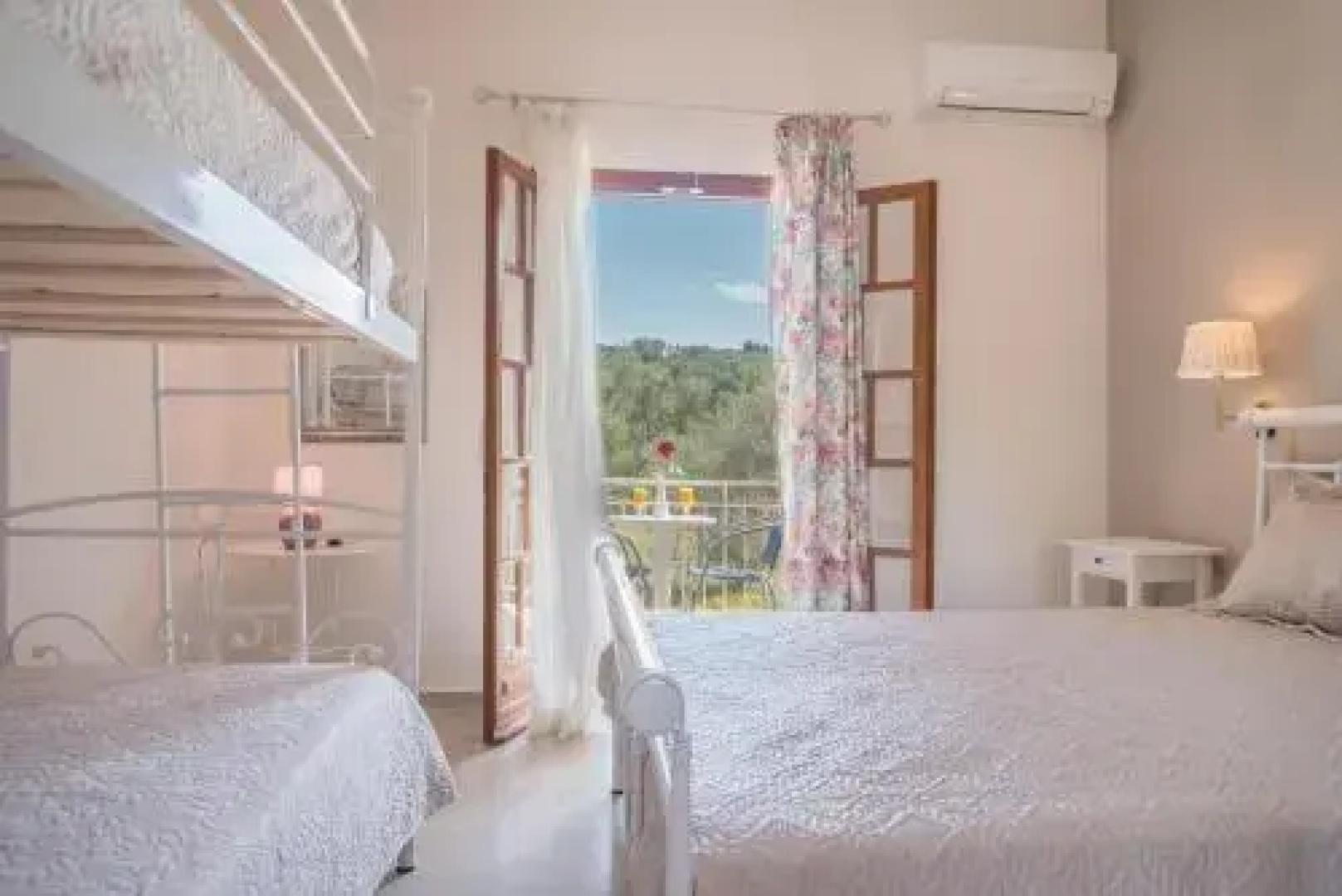 Nikos & Vivi Studios