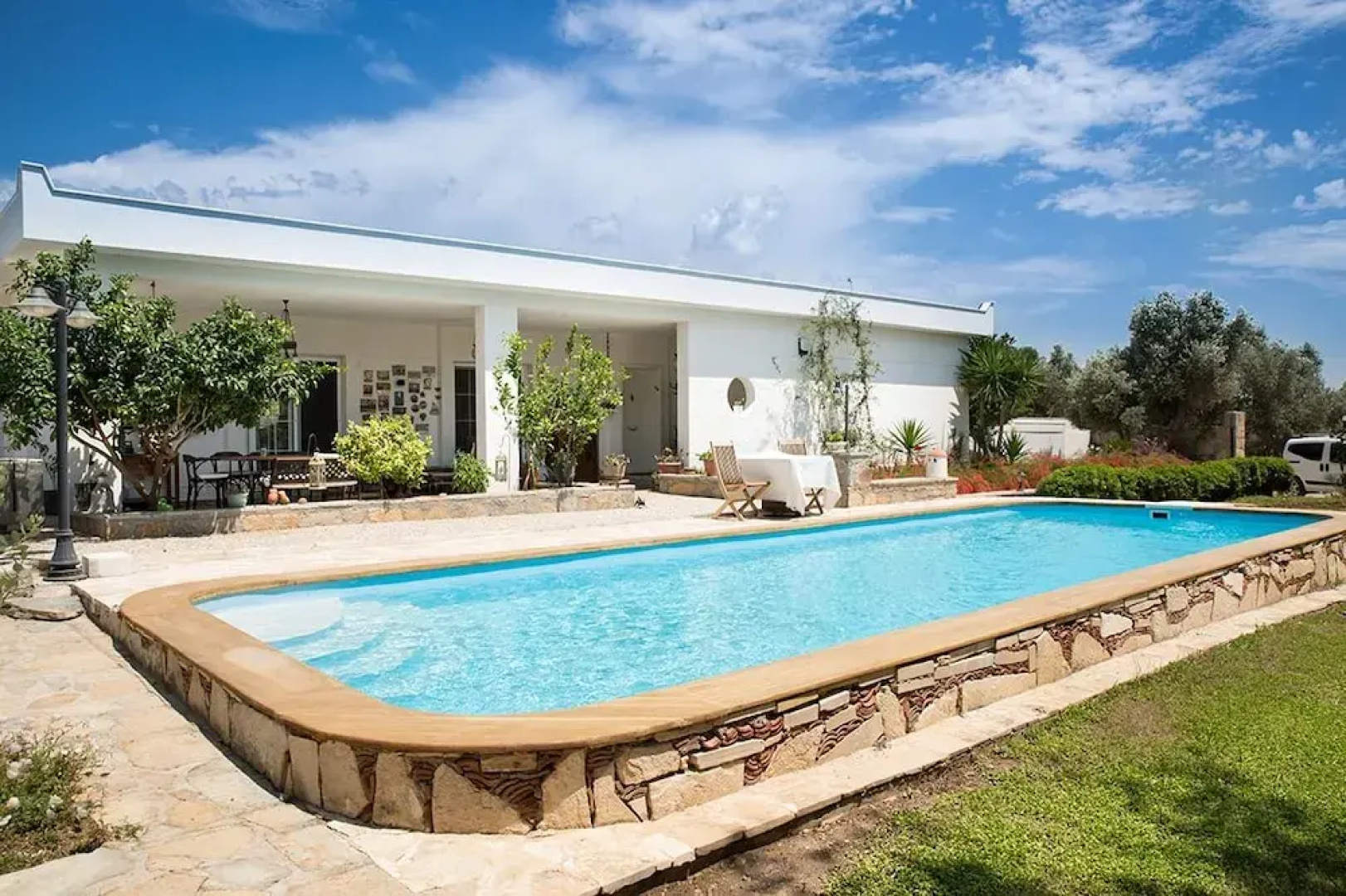 Important Group Villa Daisy
