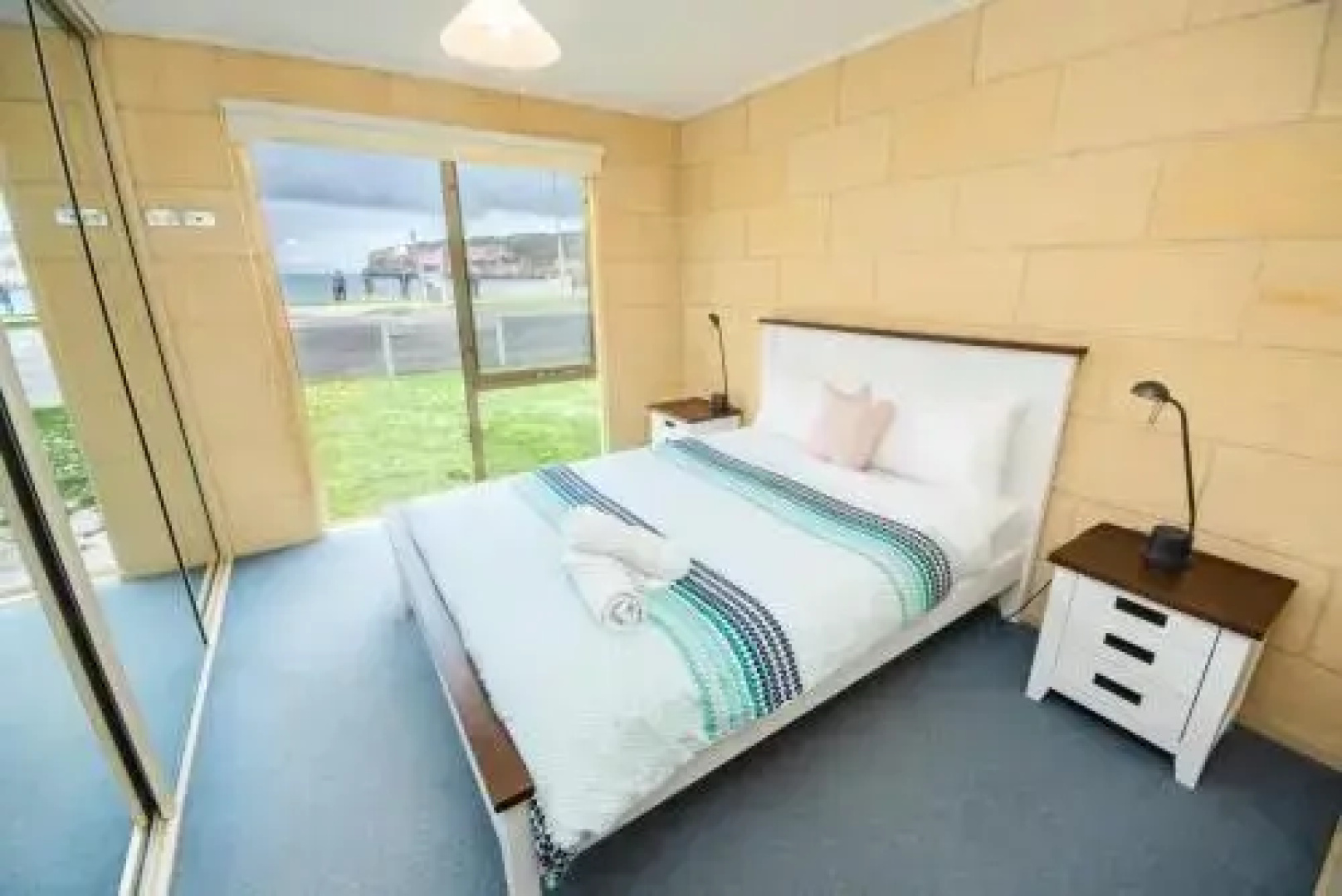 Bayview no 1 - Next to the Beach!