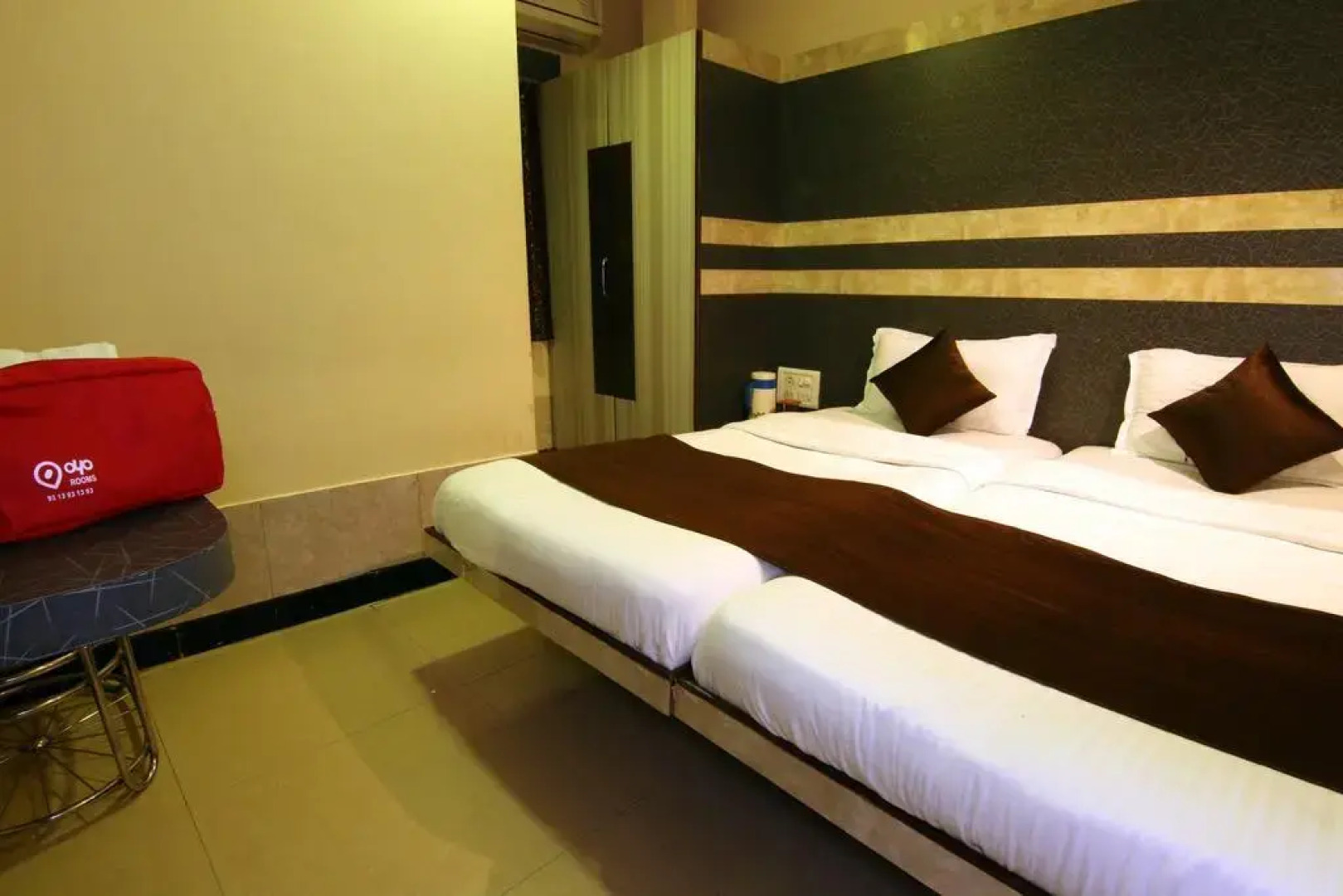 OYO 424 Hotel Apple Suites