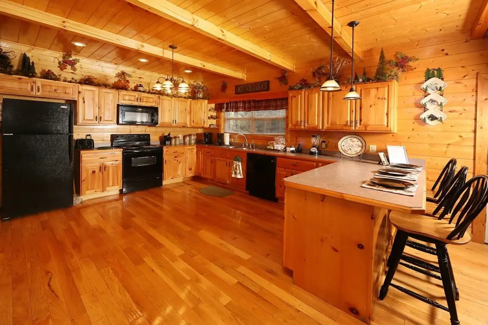 Mountain Shadow 6 Br cabin by RedAwning