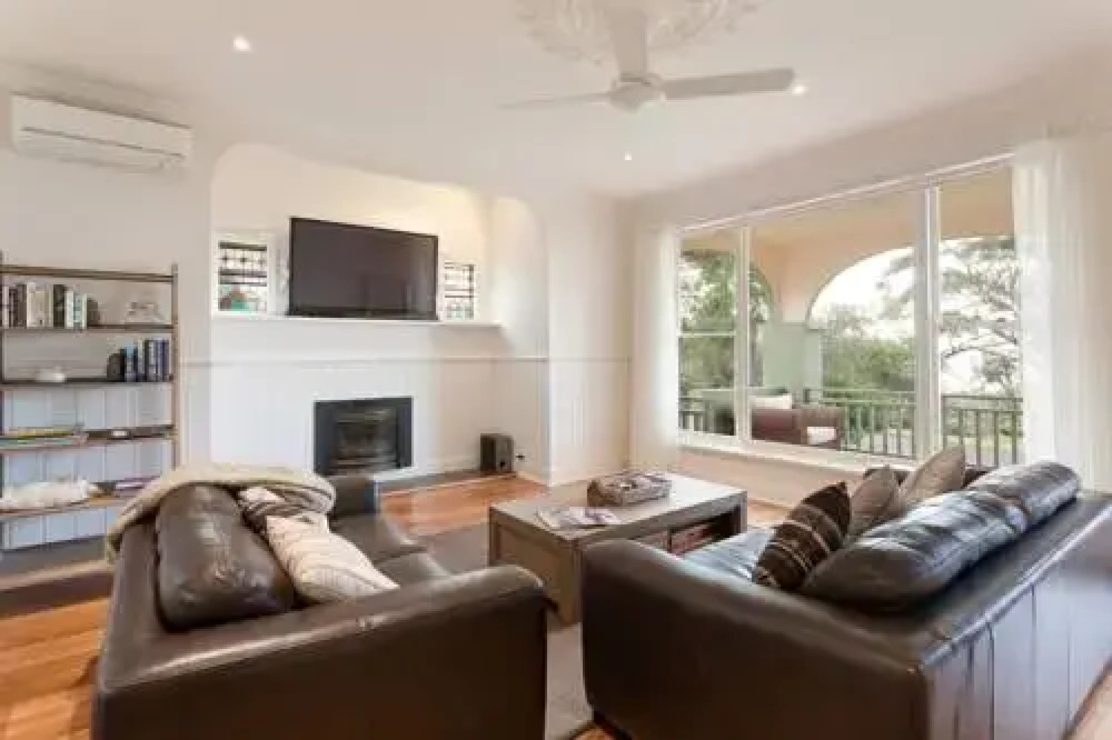 Luxury Retreat Just Above The Beach - The BeachNest