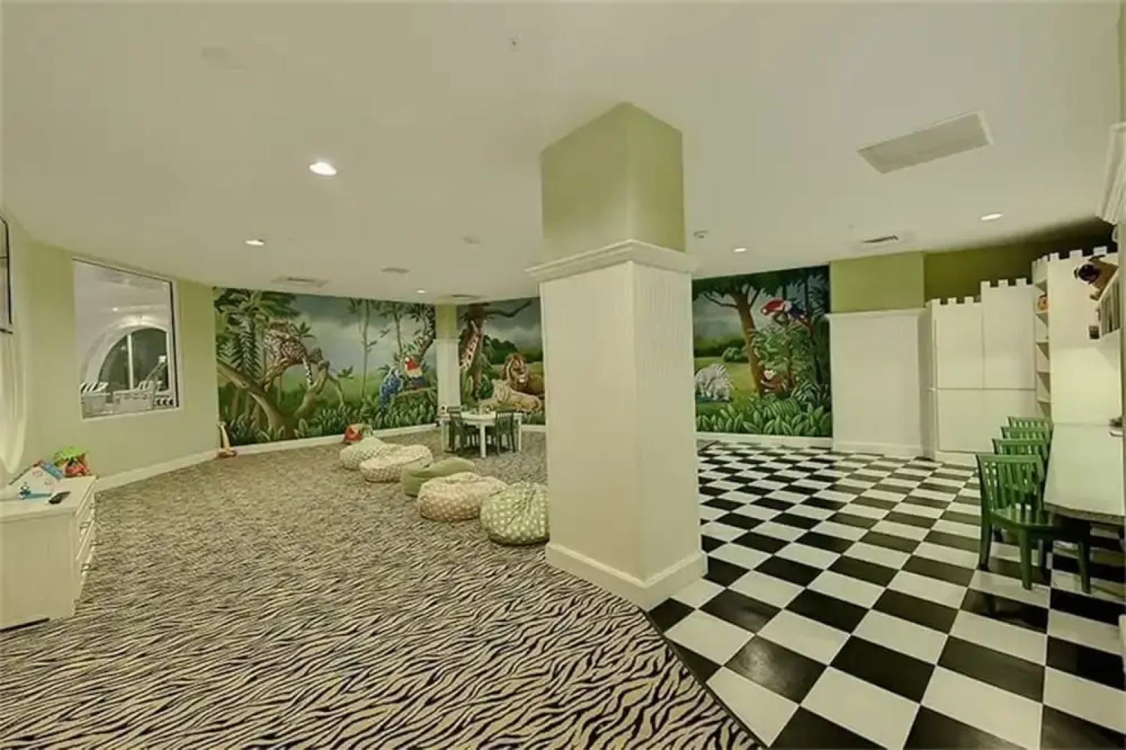 Diamond Beach 701 - Queen of Diamonds