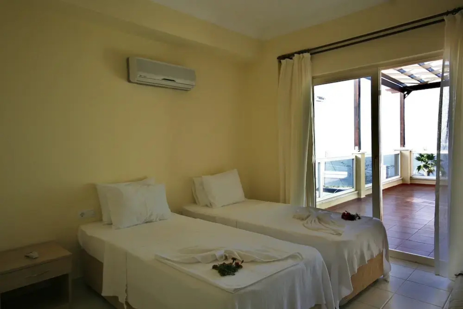 Important Group Turqouise Homes Beryl